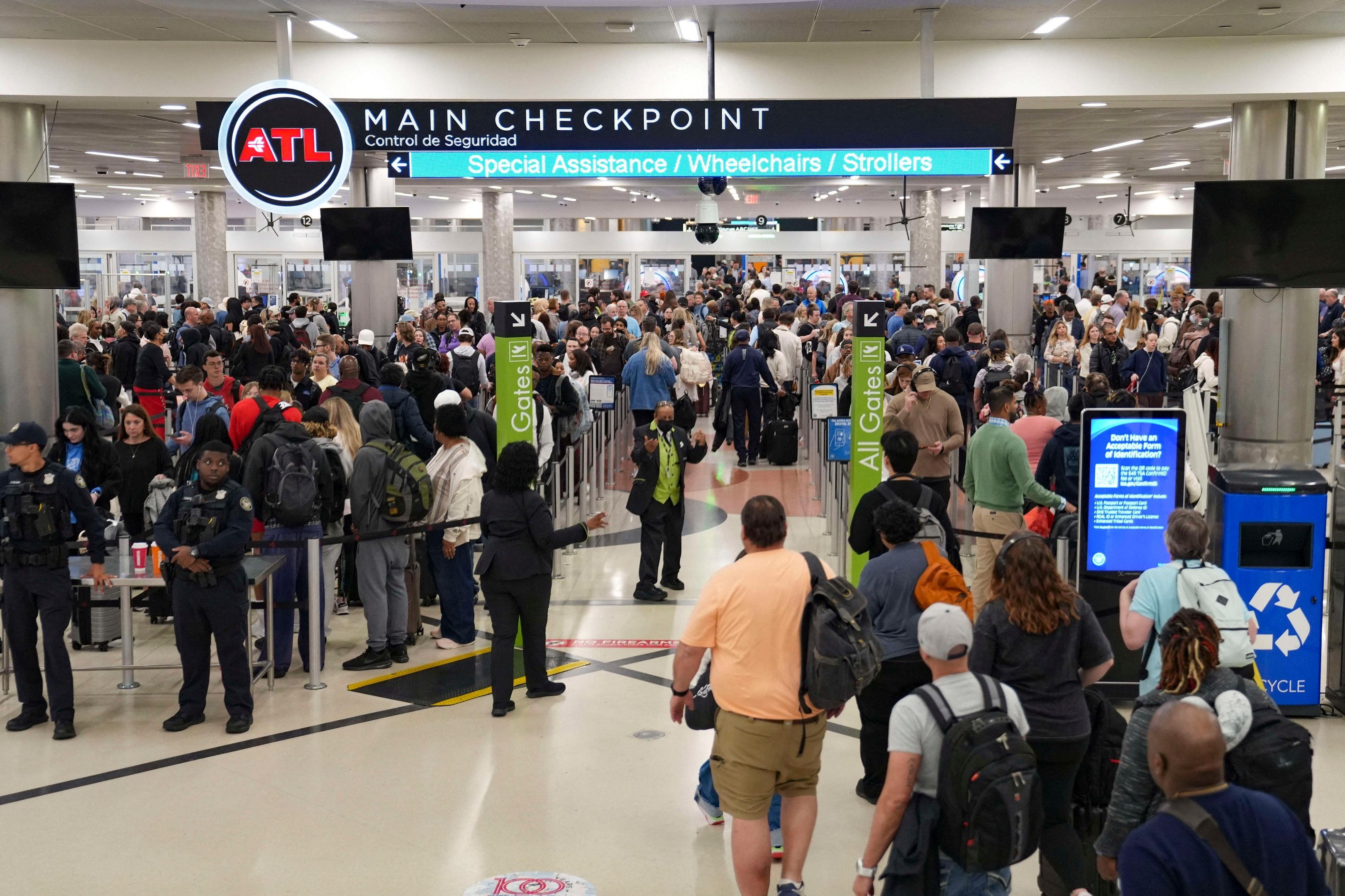 Filas imensas tomaram conta de aeroportos norte-americanos
