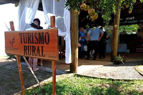 Extensionistas da Emater/RS-Ascar destacam a oportunidade de agrega&ccedil;&atilde;o de renda na feira de Rio Pardo
