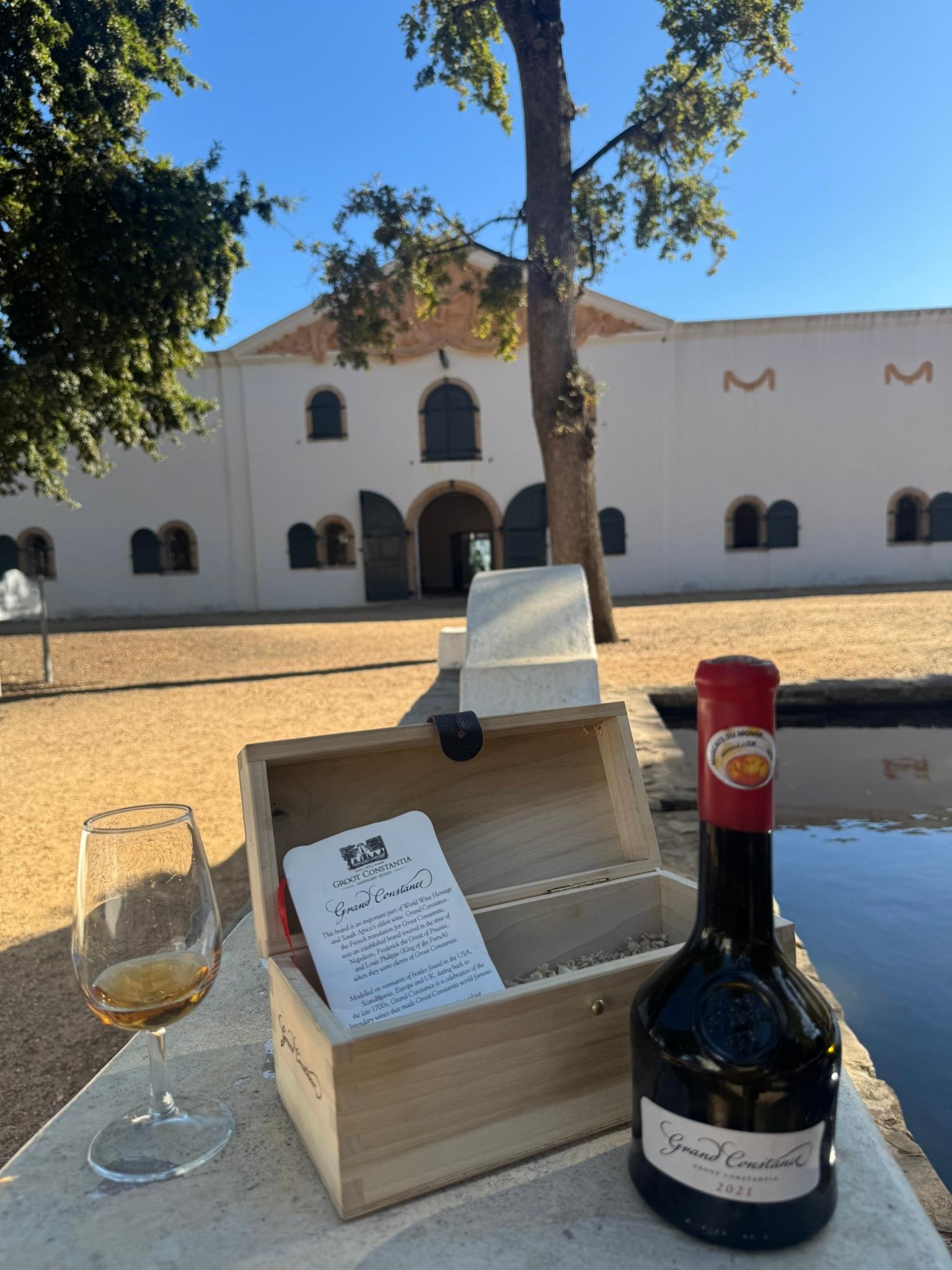 O vinho apresenta colora&ccedil;&atilde;o dourada intensa e um perfil arom&aacute;tico complexo