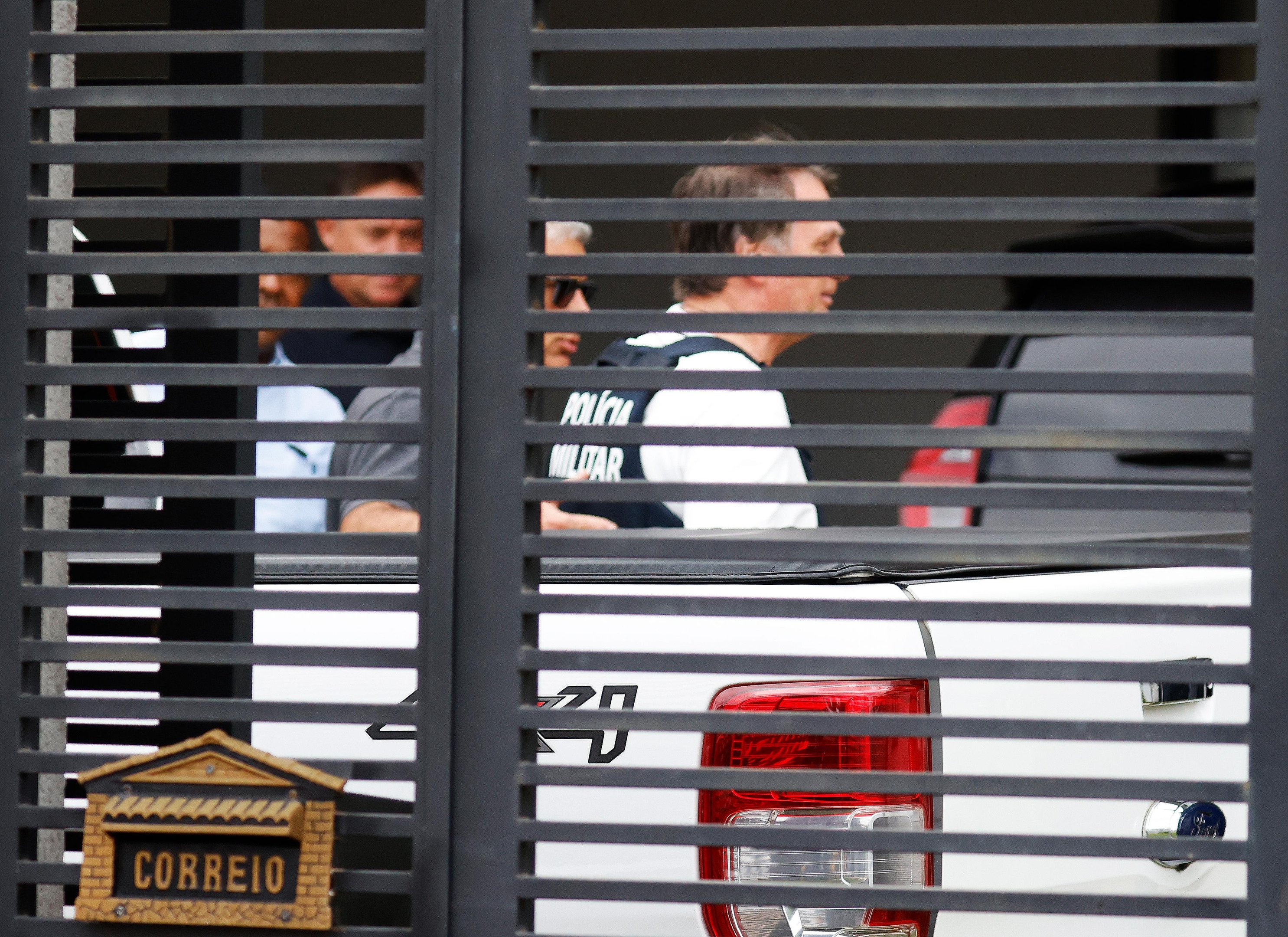Ex-presidente chegou em casa com um colete da Pol&iacute;cia Penal