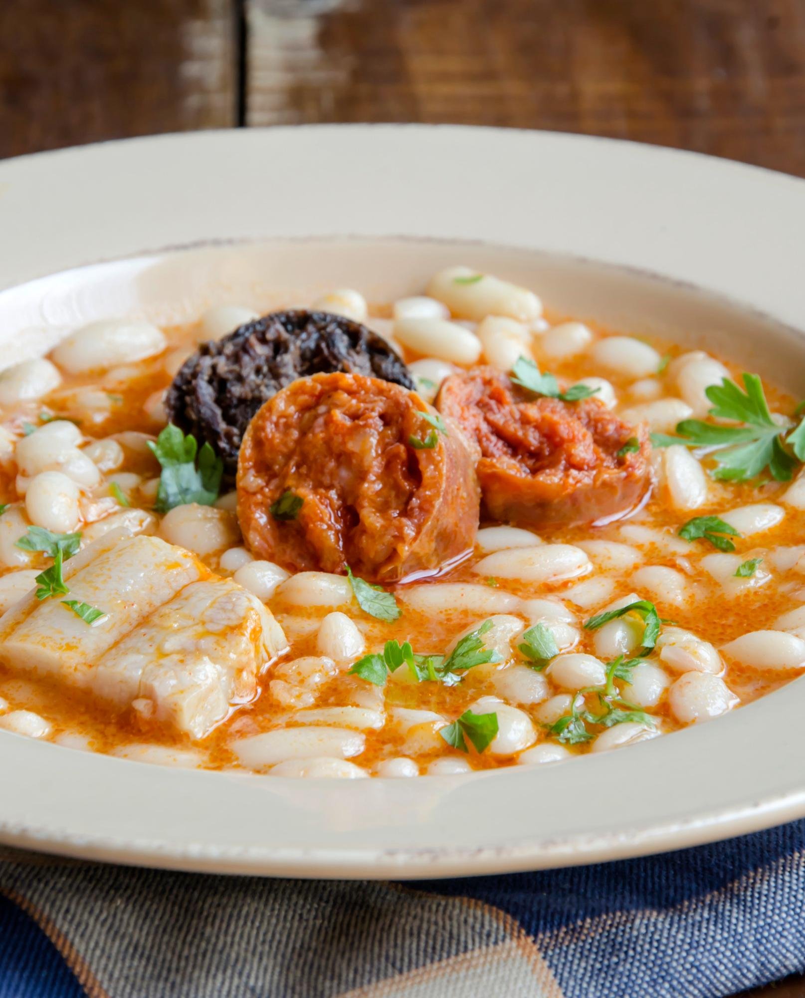 Receita de feijoada de bacalhau combina elementos simples em um preparo que resulta em uma refei&ccedil;&atilde;o marcante