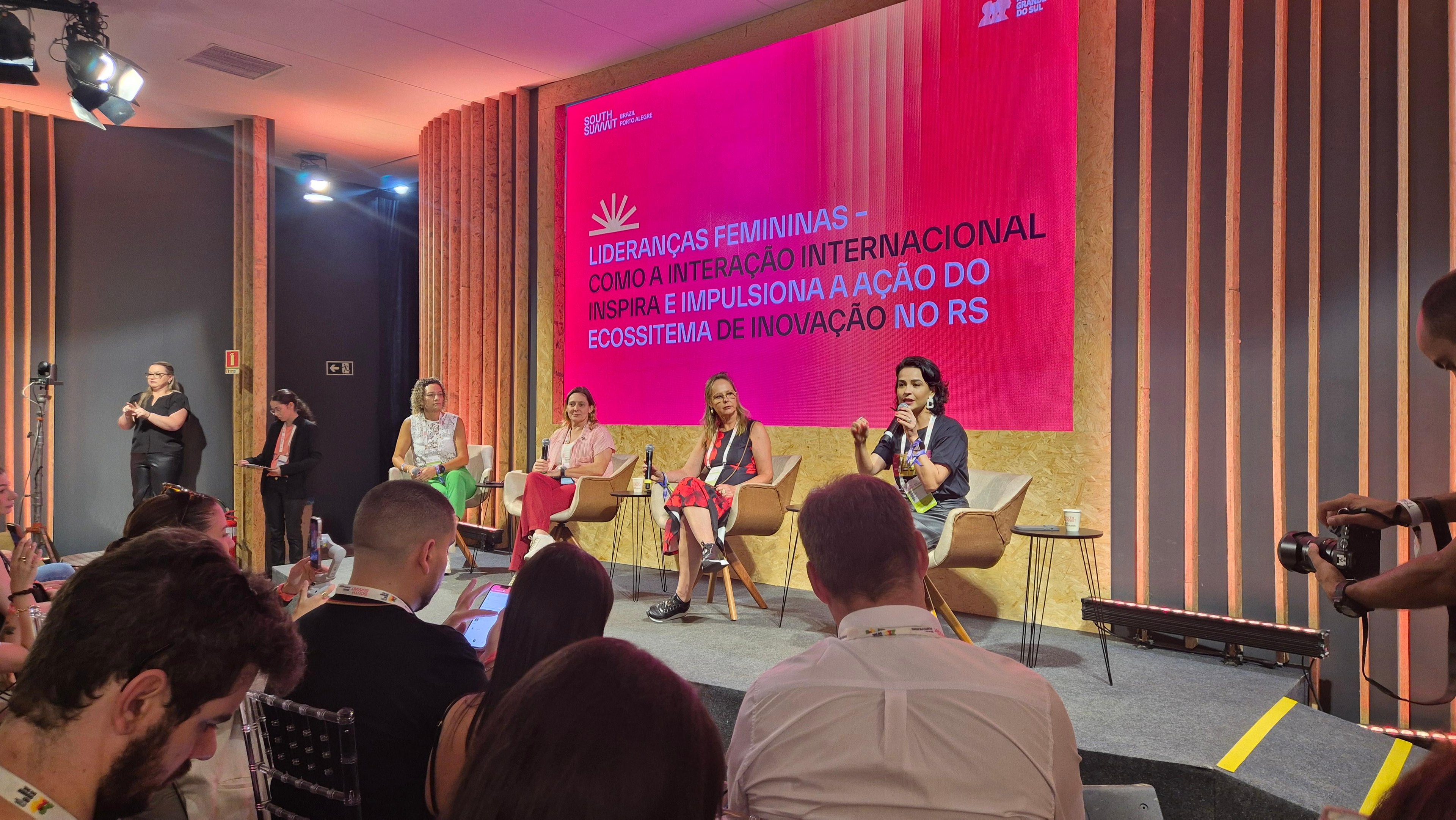 Lideran&ccedil;as acad&ecirc;micas Aline Pagnussat, Carla ten Caten, Daniela Carolina Eckert e Tatiana Avila discutem estrat&eacute;gias de internacionaliza&ccedil;&atilde;o no South Summit