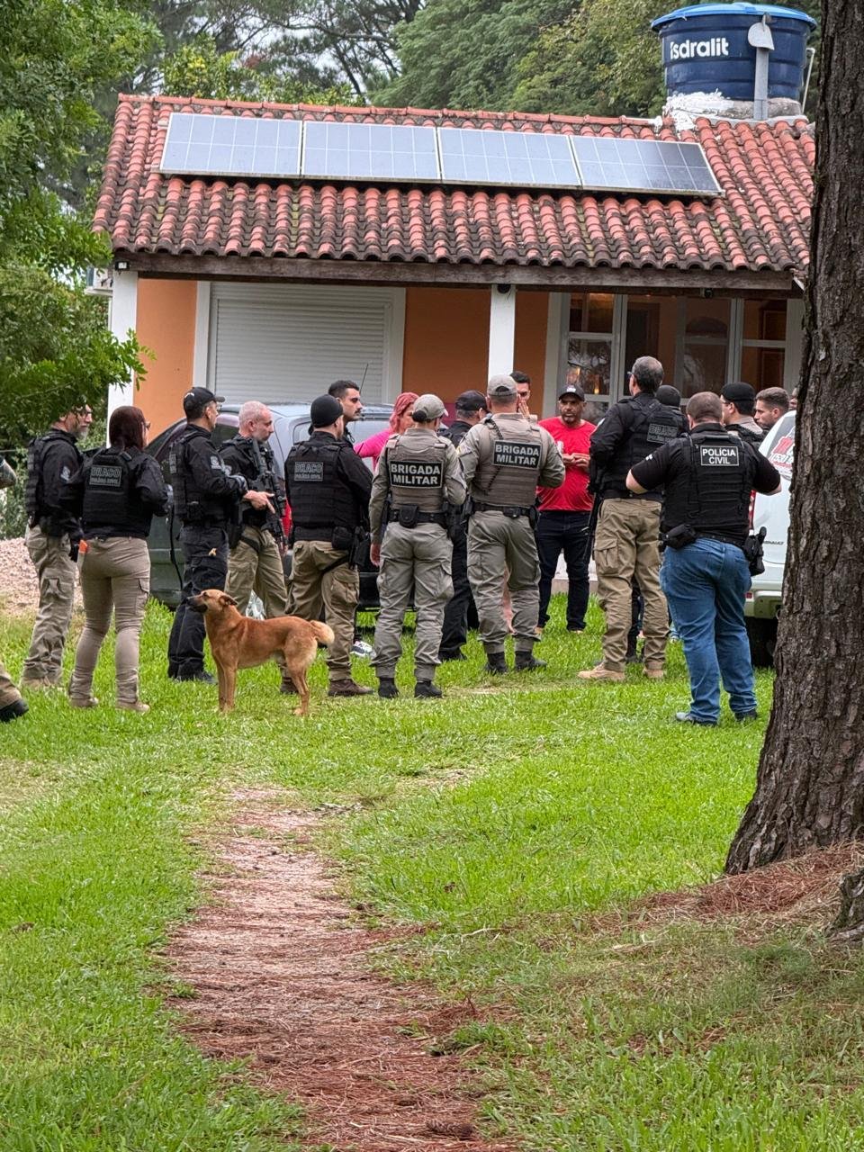 Pol&iacute;cia Civil e Brigada Militar resgatam fam&iacute;lia em Cap&atilde;o do Le&atilde;o