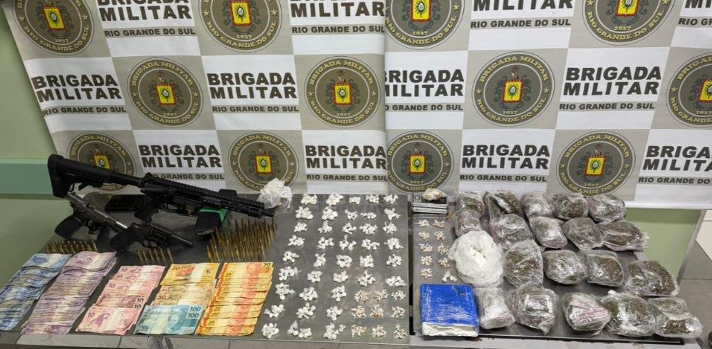 Armamento de grosso calibre e drogas foram apreendidos em a&ccedil;&atilde;o do 26&ordm; BPM