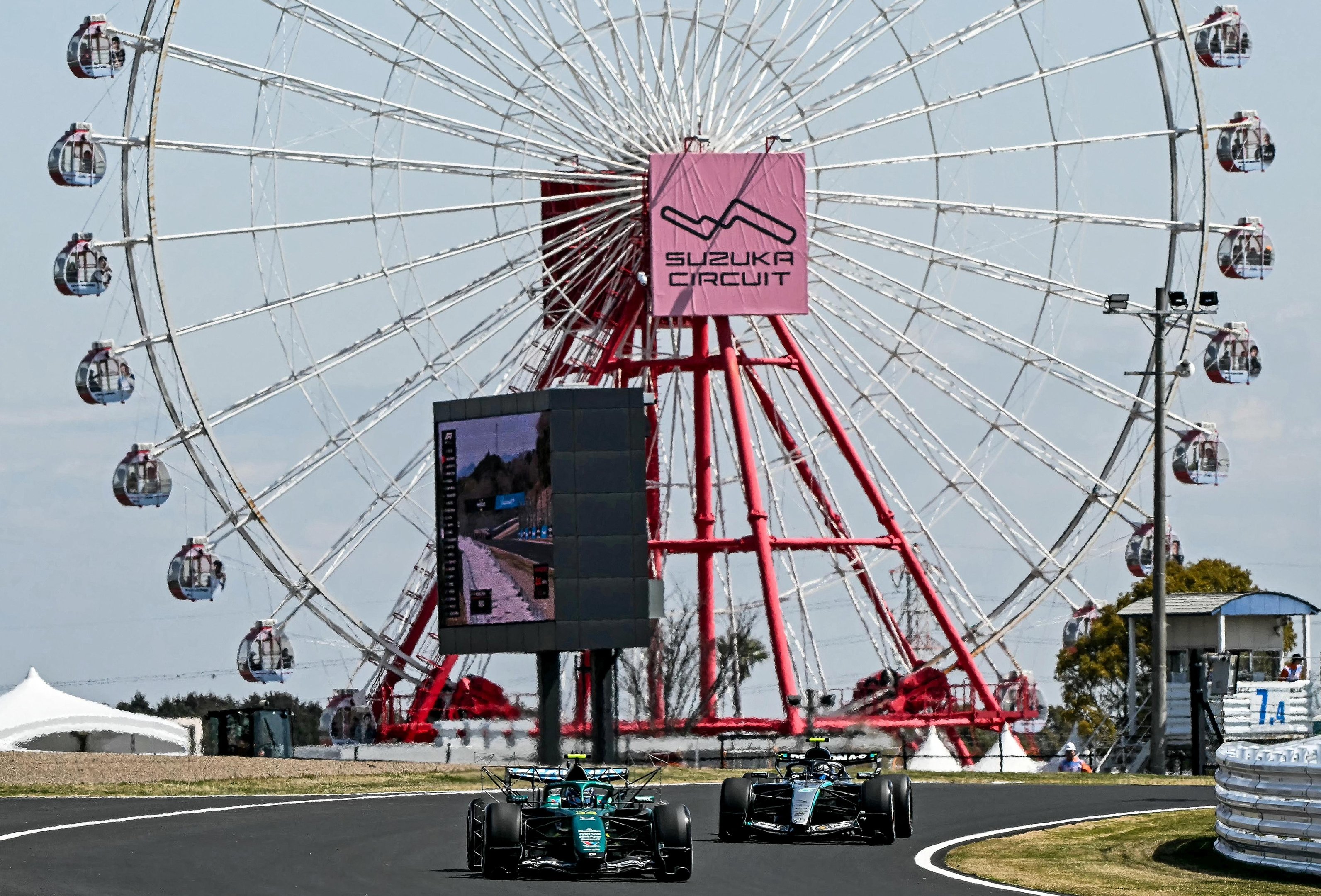 Suzuka desafia carros e regulamentos com curvas de alta