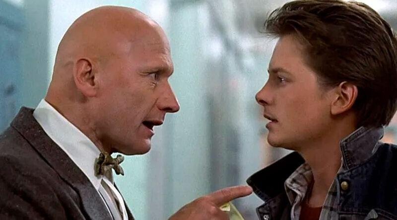 James Tolkan (&agrave; esquerda) ficou conhecido por interpretar o r&iacute;gido diretor Strickland em De Volta para o Futuro