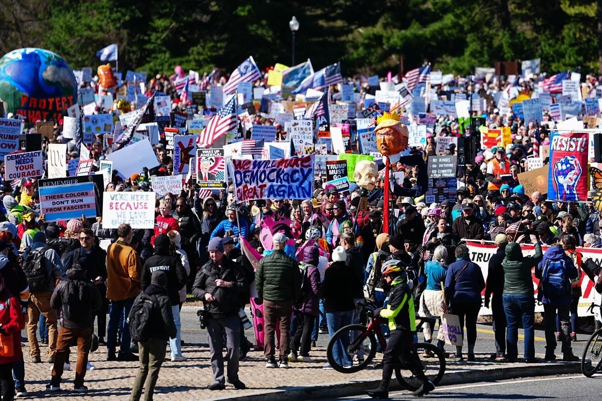 Milh&otilde;es de pessoas protestam nos Estados Unidos contra o presidente Donald Trump