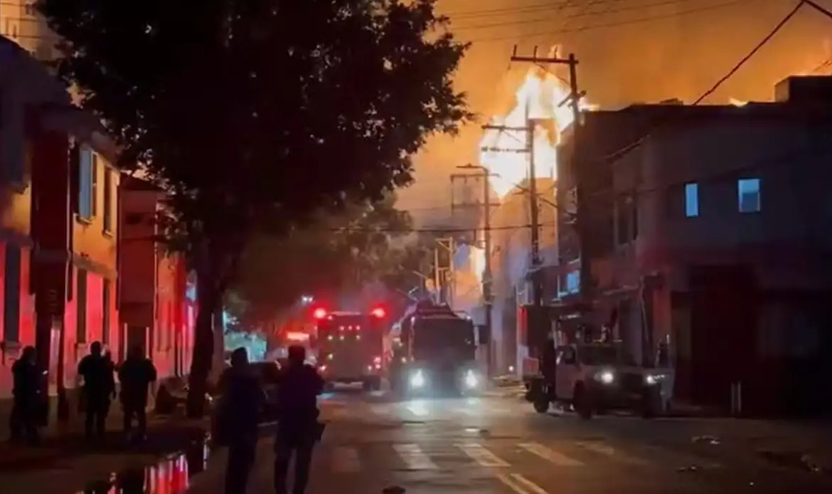 De acordo com o Corpo de Bombeiros, o fogo come&ccedil;ou na noite de s&aacute;bado, 28