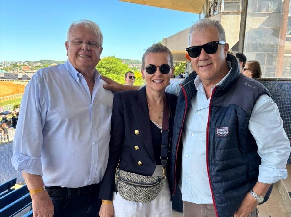 Adalberto Arioli e a filha, Renata, propriet&aacute;rios do Haras Erepor&atilde;, com Fernando Guimar&atilde;es