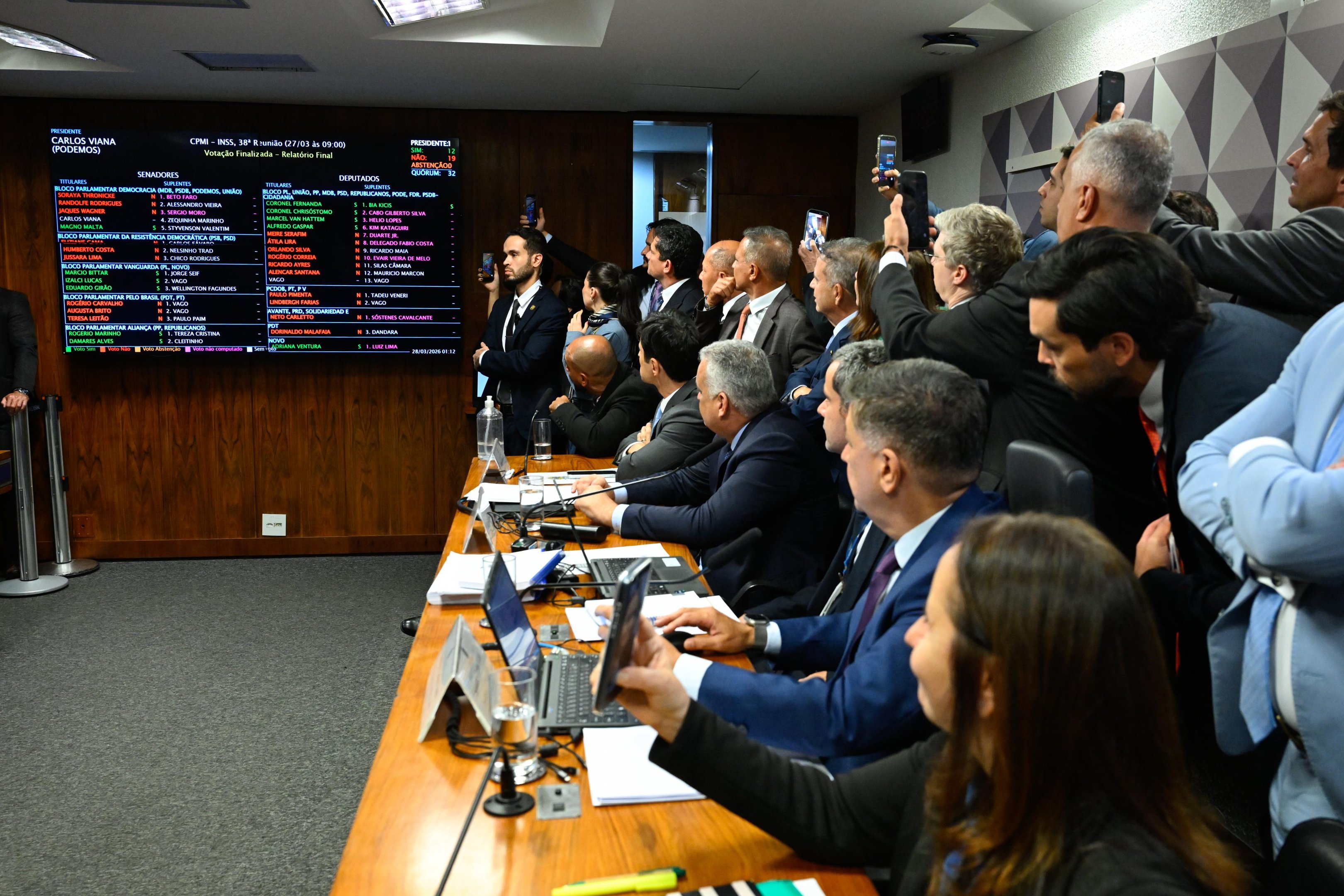 Integrantes do partido do presidente Luiz In&aacute;cio Lula da Silva (PT) classificaram a condu&ccedil;&atilde;o dos trabalhos como uma "decis&atilde;o pol&iacute;tica" para evitar o avan&ccedil;o de investiga&ccedil;&otilde;es