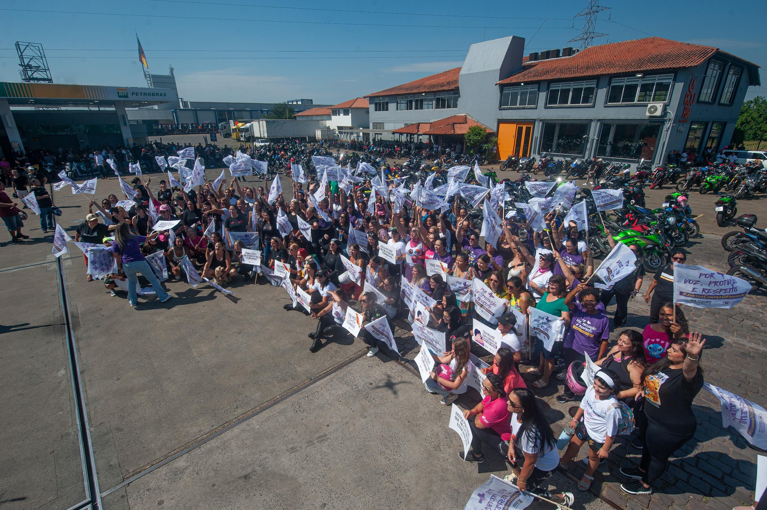 A motociata contra o feminic&iacute;dio partiu do Posto Garoupa, no bairro Sarandi, e seguiu para a Freeway