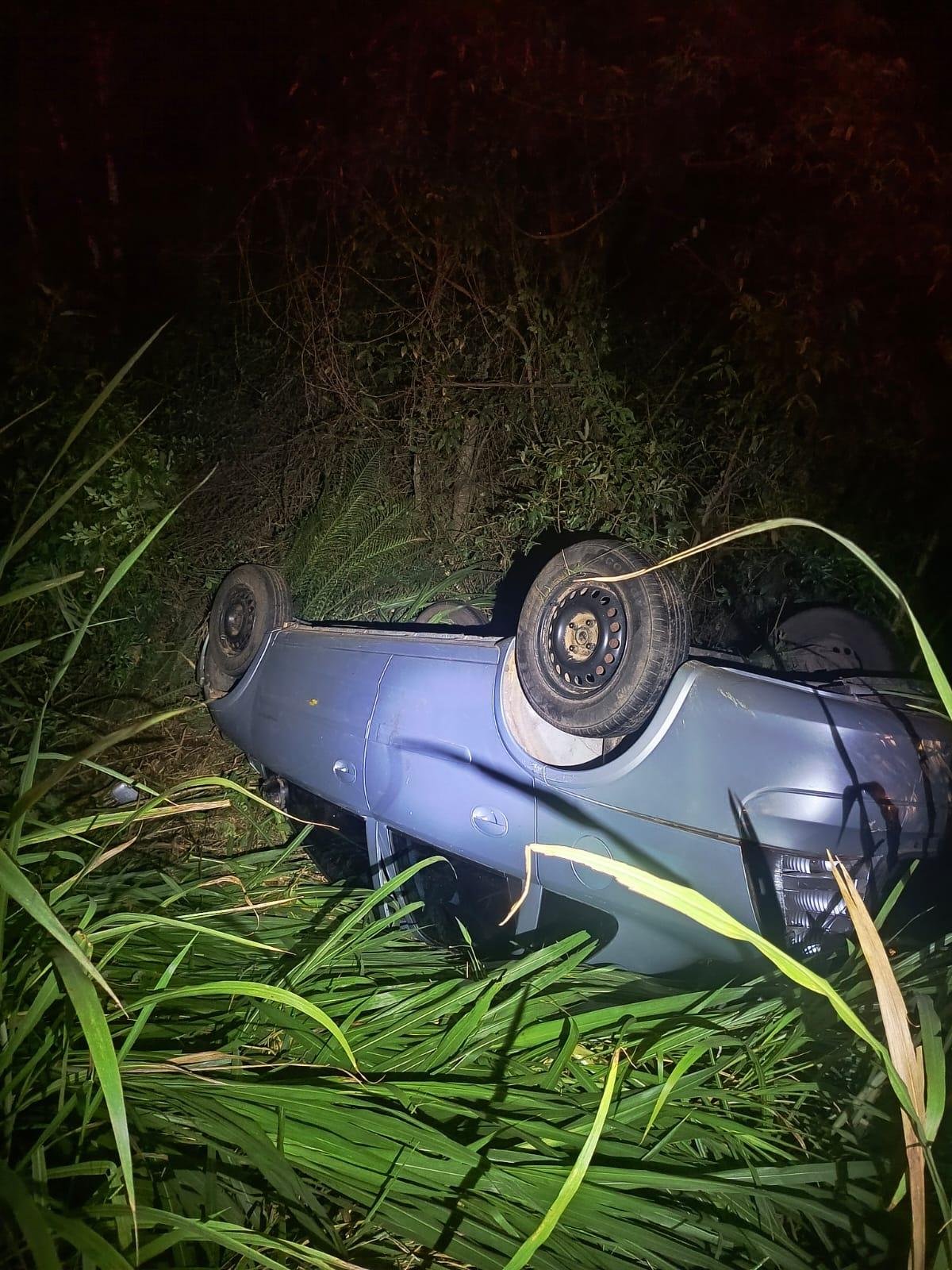 Suspeito de matar homem a machadadas &eacute; preso ap&oacute;s capotar carro