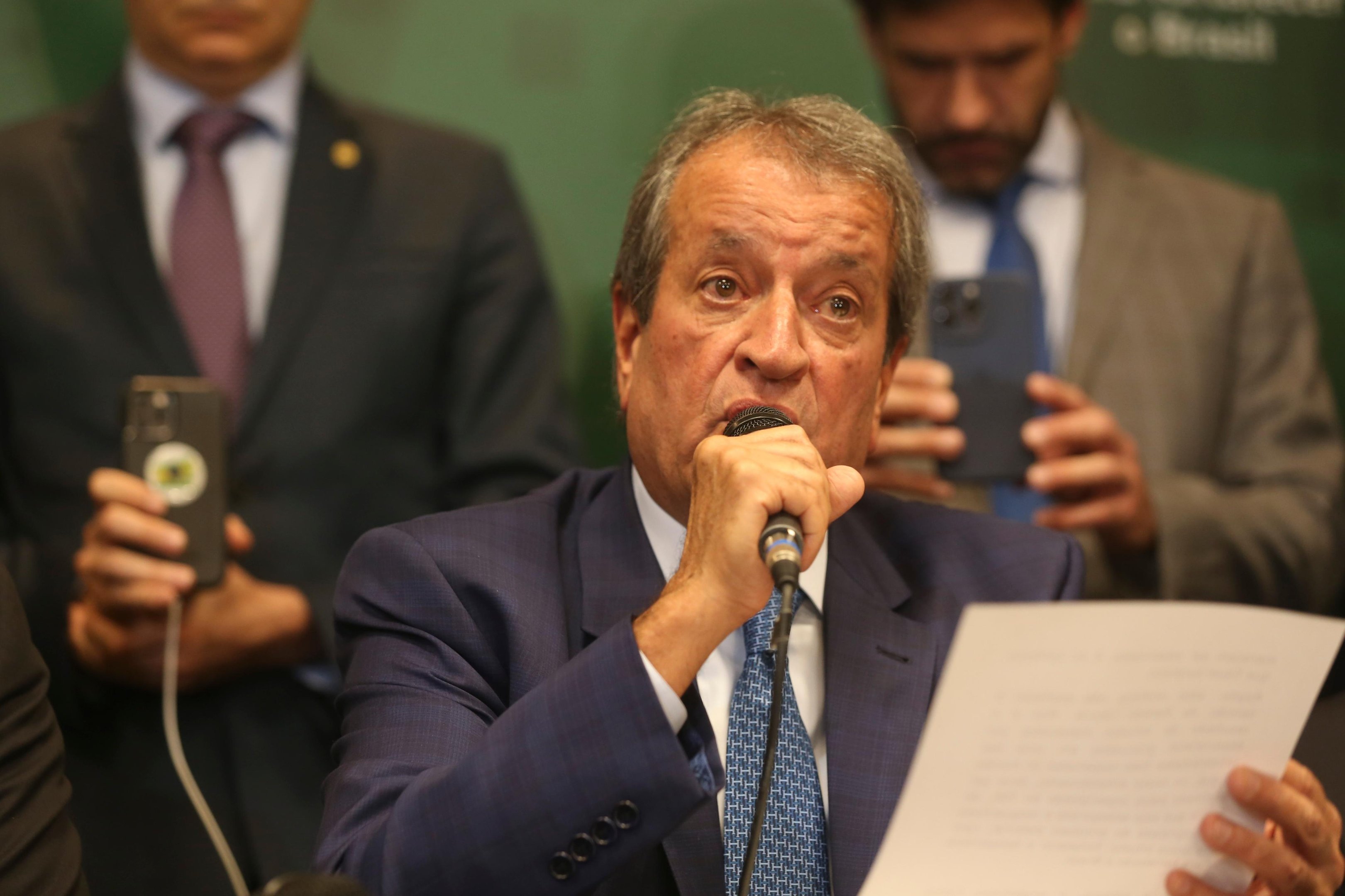 Presidente do PL negou envolvimento da legenda no esc&acirc;ndalo e reclamou de falta de apoio da base governista