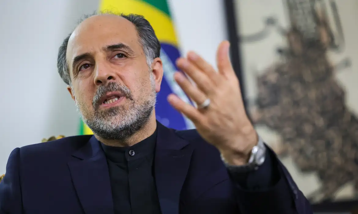 Embaixador do Ir&atilde;, Abdollah Nekounam Ghadiri, diz que rea&ccedil;&atilde;o do povo ocorre nas ruas