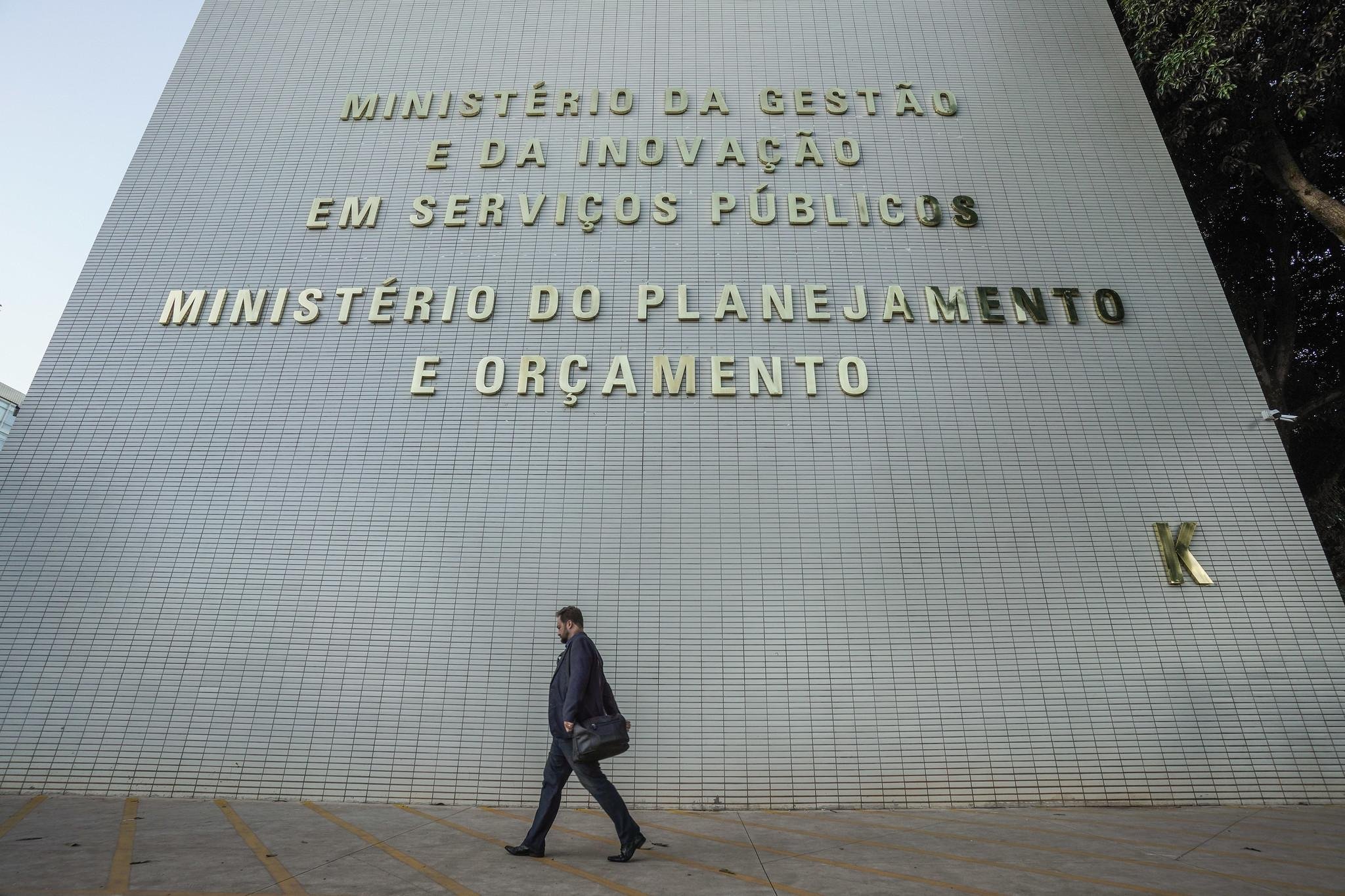 Em termos absolutos, o Minist&eacute;rio dos Transportes foi a pasta mais afetada, com conten&ccedil;&atilde;o de R$ 476,7 milh&otilde;es