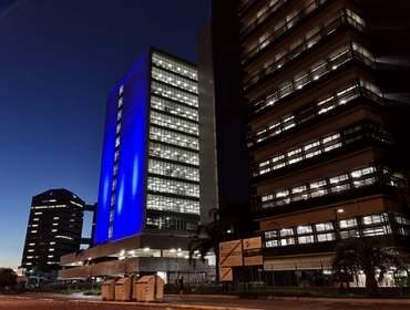 Pr&eacute;dio anexo do TJRS foi iluminado de azul para destacar a campanha do Mar&ccedil;o Azul, que representa o combate ao C&acirc;ncer Colorretal