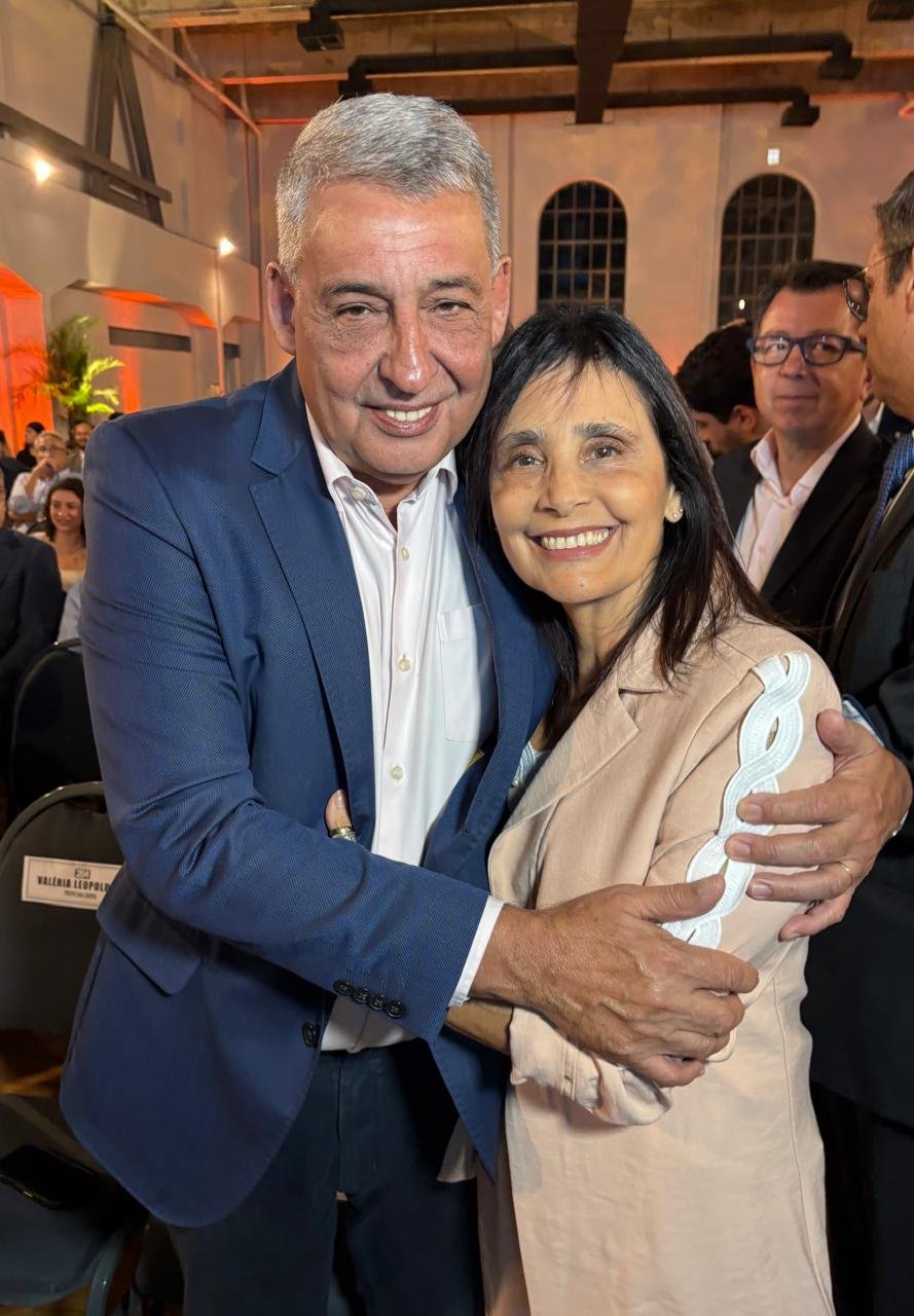 O casal prefeito de Porto Alegre, Sebasti&atilde;o Melo e Val&eacute;ria Leopoldino, comandou a entrega da Medalha de Porto Alegre na Usina do Gas&ocirc;metro