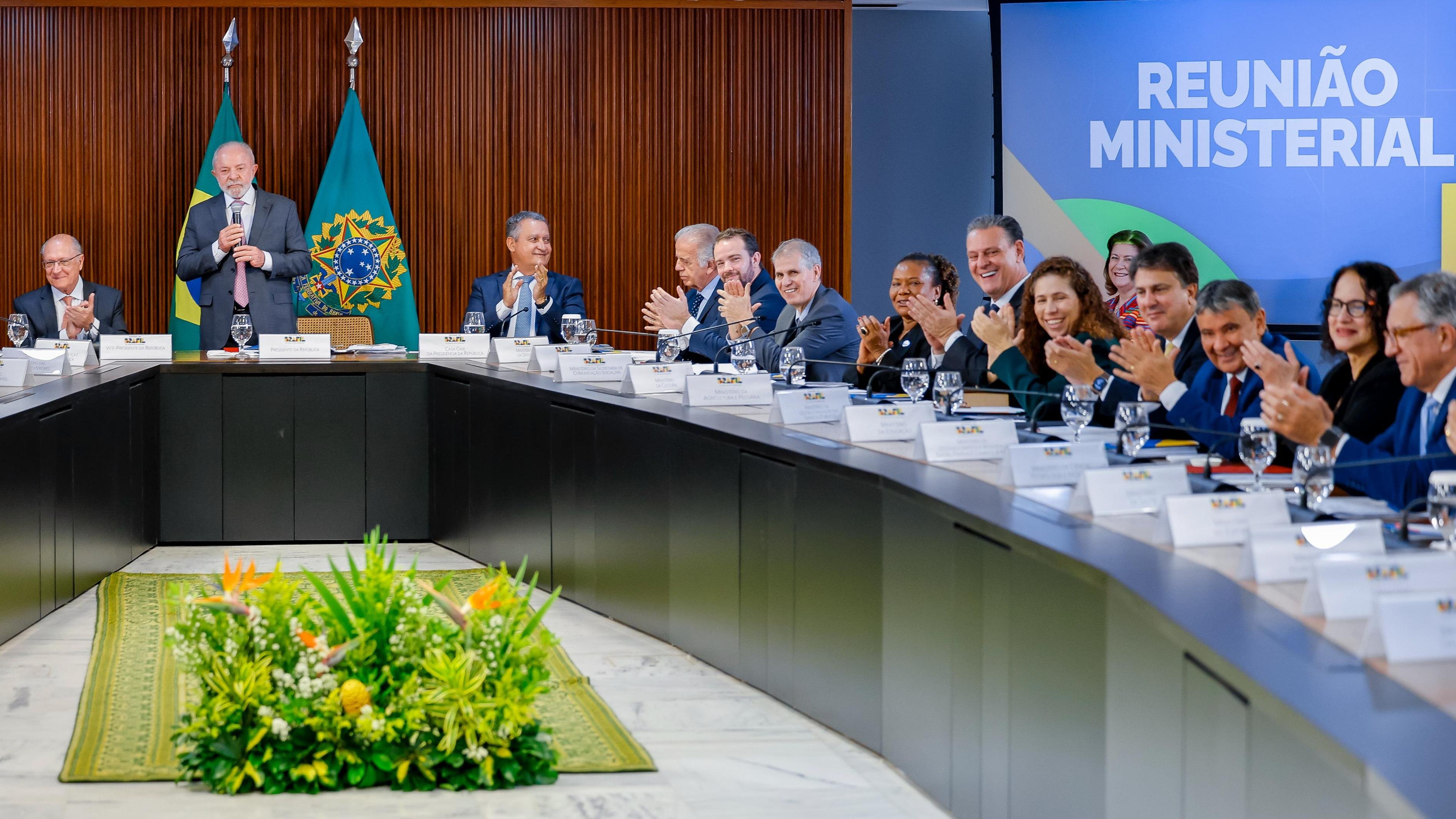 Quem for disputar as elei&ccedil;&otilde;es em outubro, precisa deixar cargos no Executivo at&eacute; o s&aacute;bado