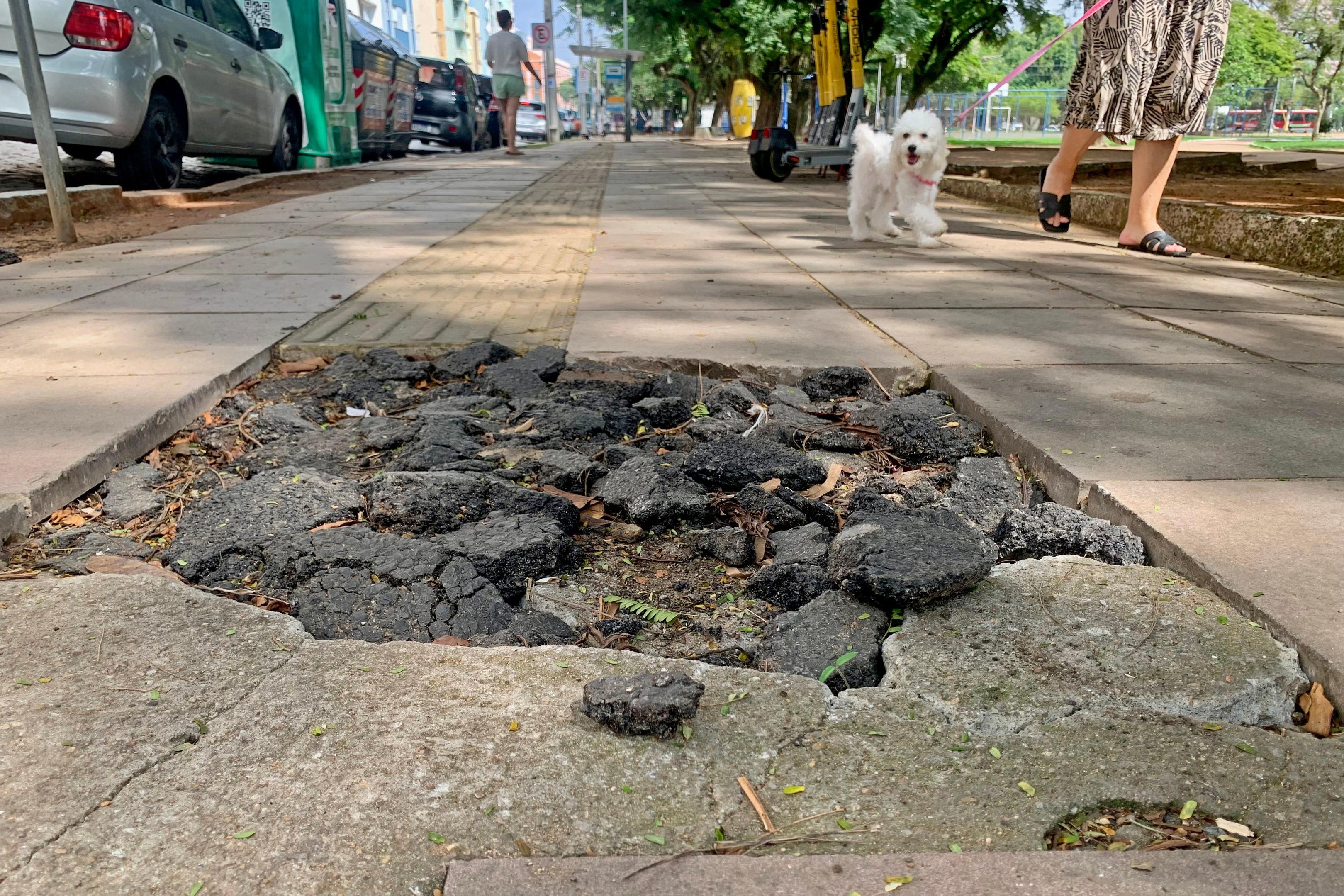 Passeio no entorno de pra&ccedil;as apresentam irregularidade e interrup&ccedil;&atilde;o de piso t&aacute;ctil