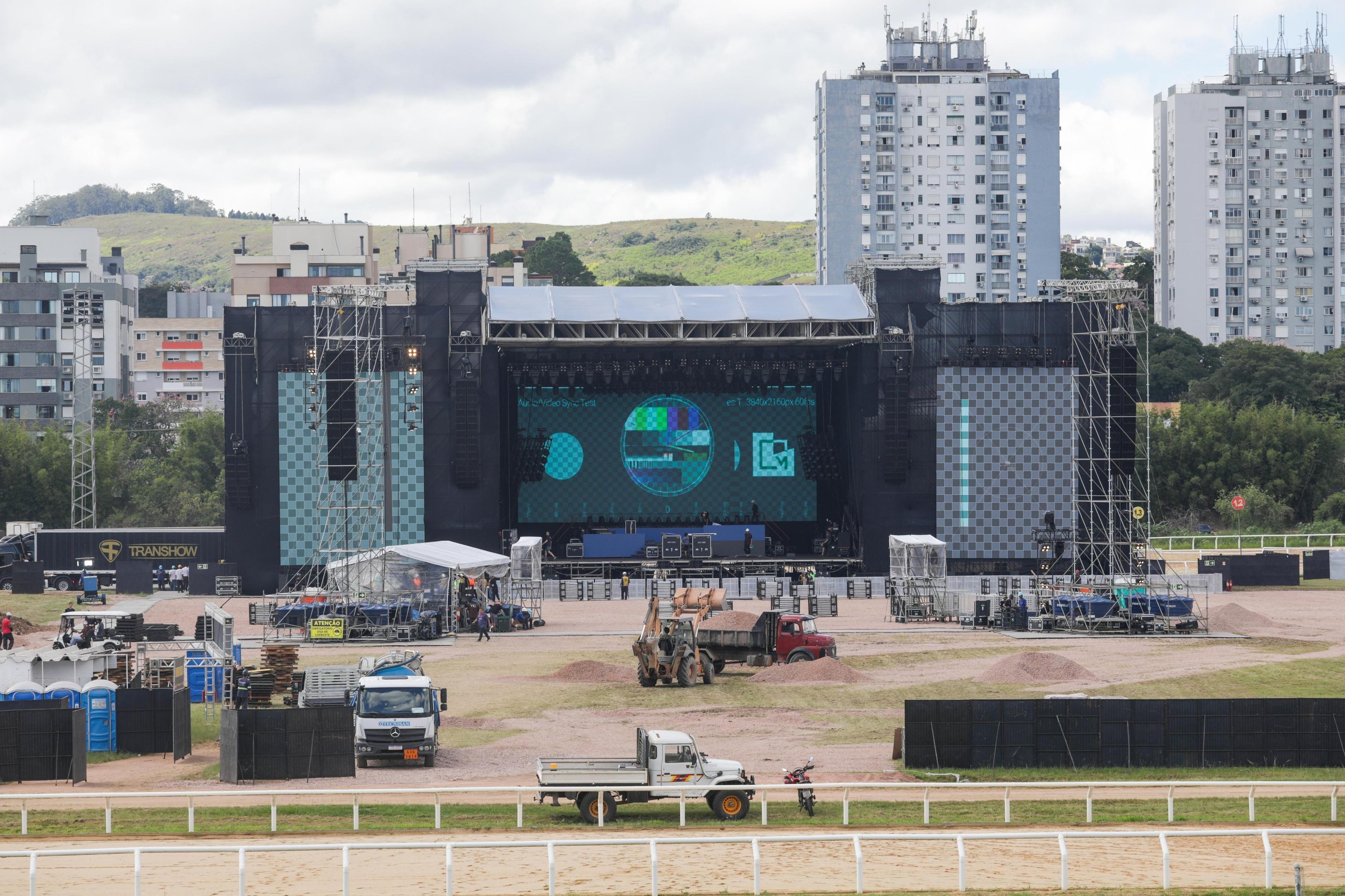 Montagem do palco para show do Guns N' Roses, no Jockey Club