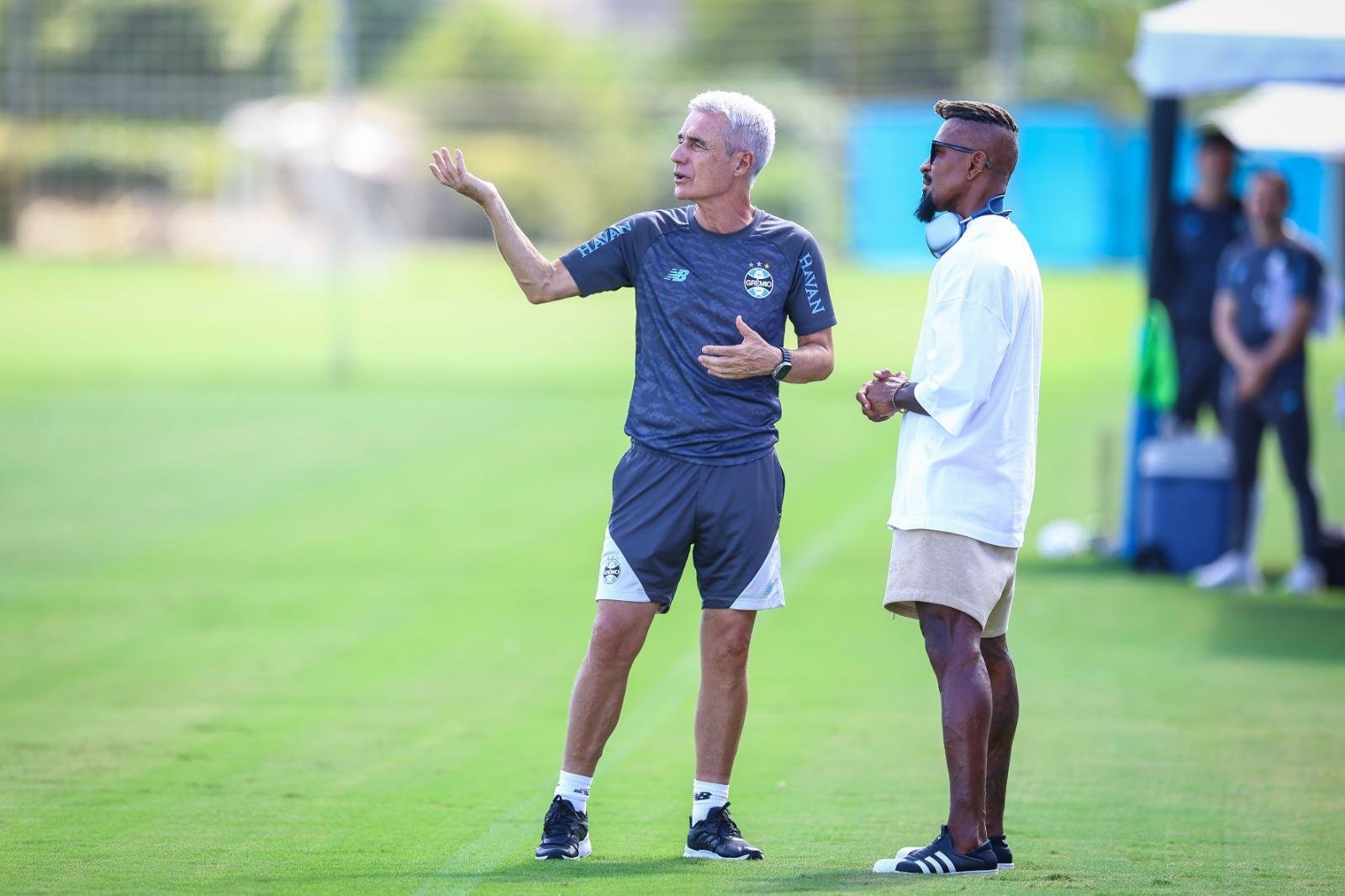Z&eacute; Roberto conversou com Lu&iacute;s Castro no treino desta ter&ccedil;a-feira