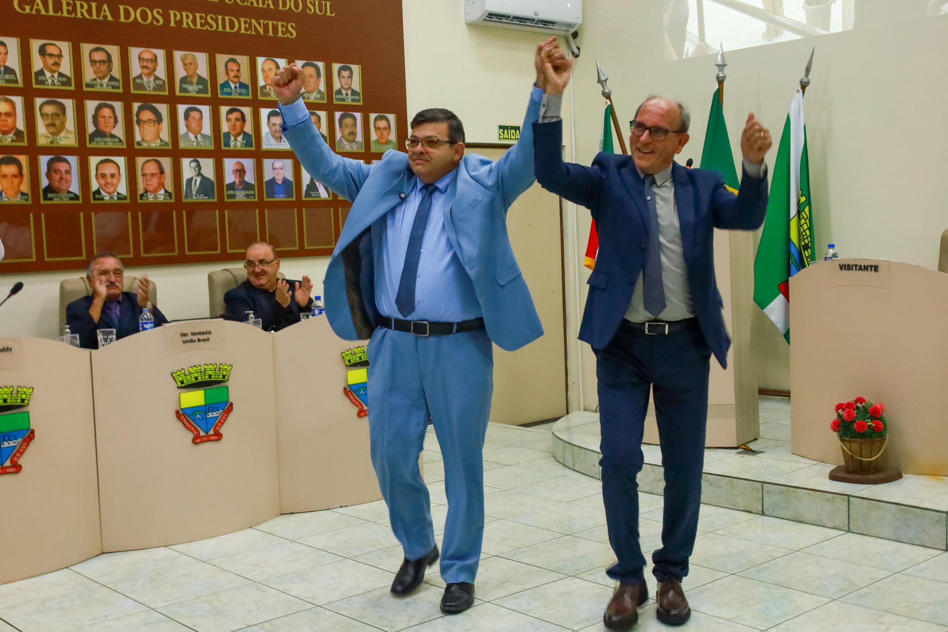 Volmir Rodrigues (&agrave; esq.) renunciou para concorrer ao cargo de deputado estadual nas elei&ccedil;&otilde;es de outubro