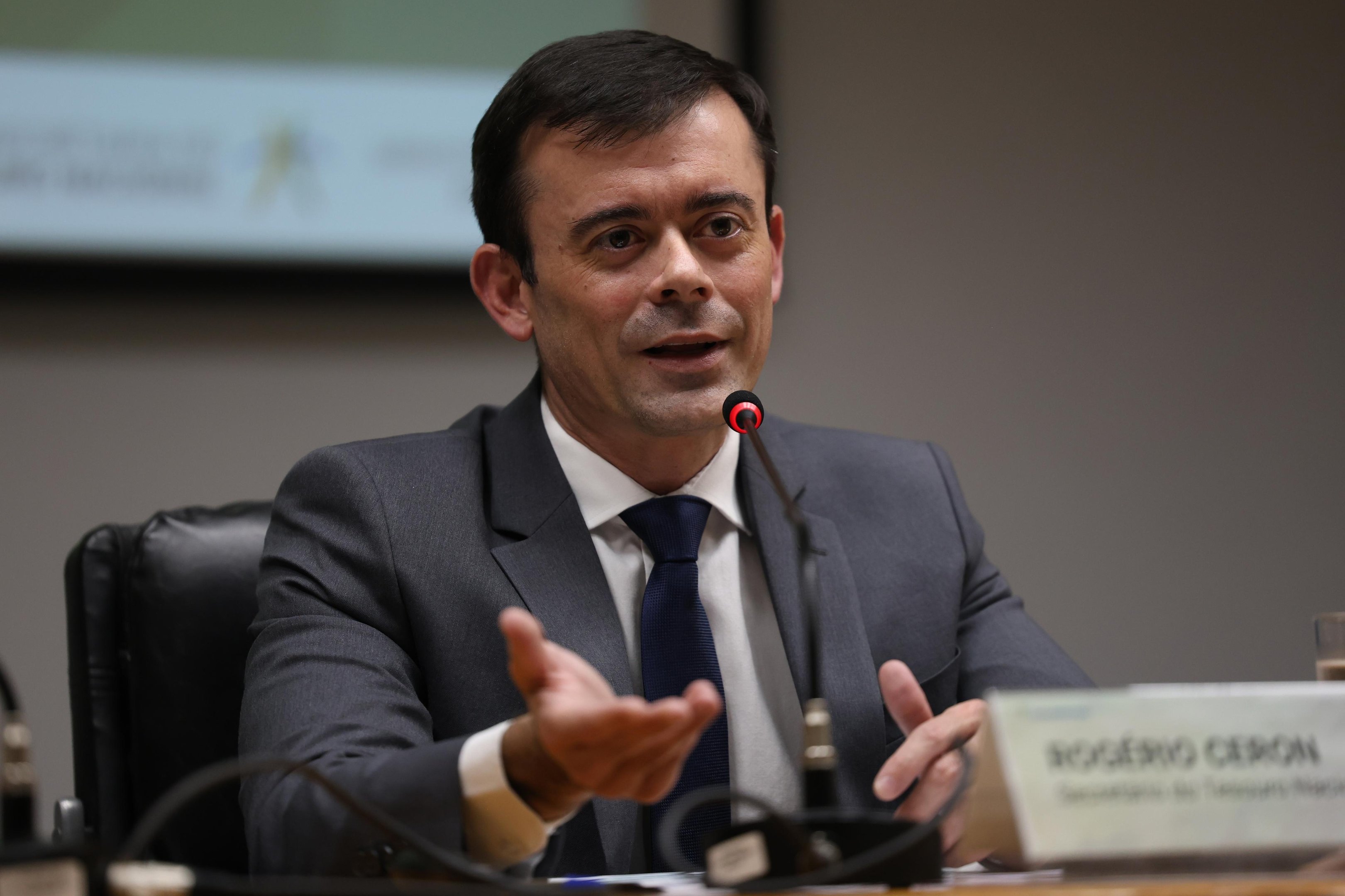 Secret&aacute;rio executivo do Minist&eacute;rio da Fazenda, Rog&eacute;rio Ceron, disse que o governo est&aacute; "olhando com aten&ccedil;&atilde;o" setores como g&aacute;s liquefeito de petr&oacute;leo e querosene de avia&ccedil;&atilde;o