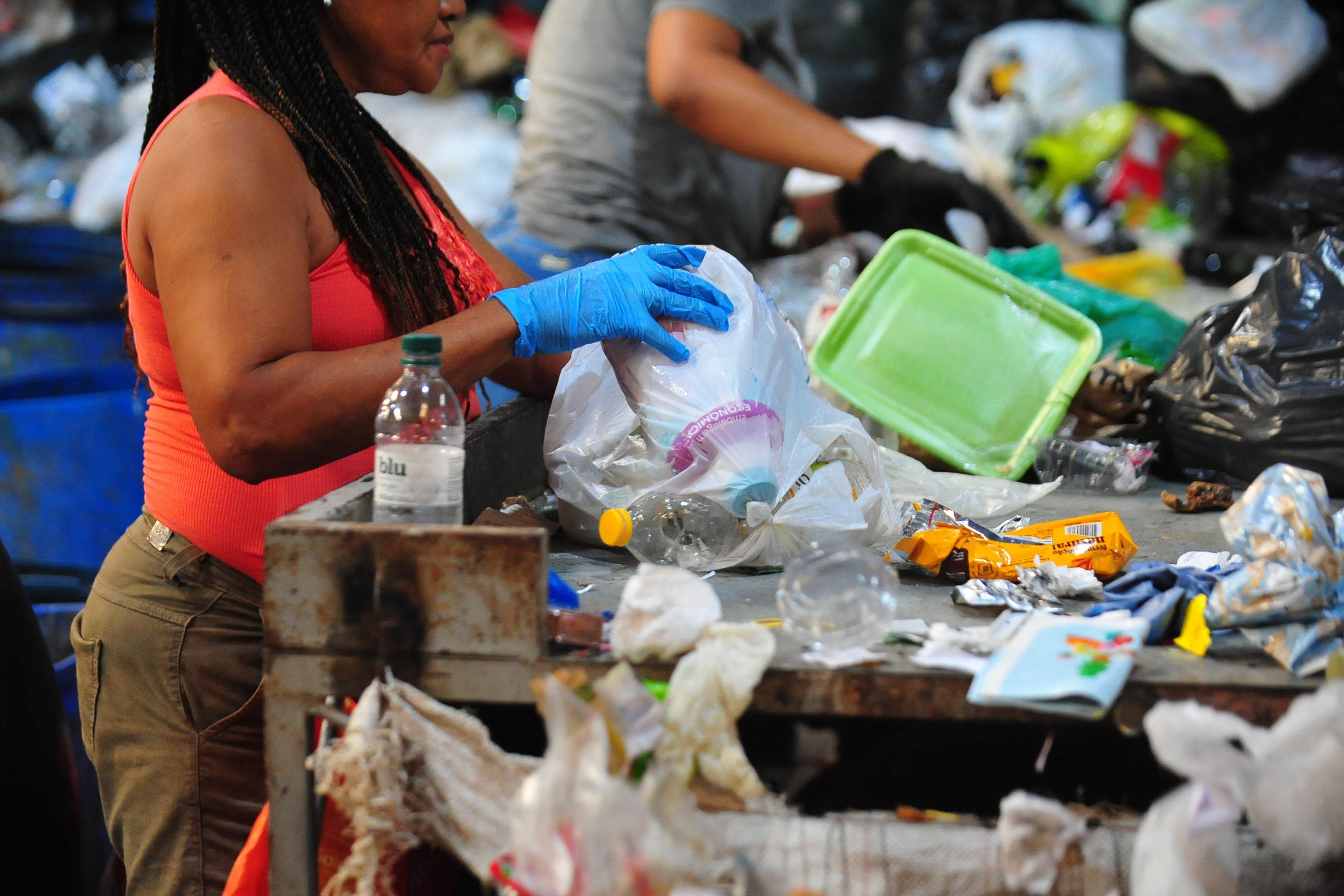Unidade de Triagem Para&iacute;ba - Cooperativa dos Recicladores e Papeleiros da Ilha Grande dos Marinheiros, no bairro Floresta, em Porto Alegre