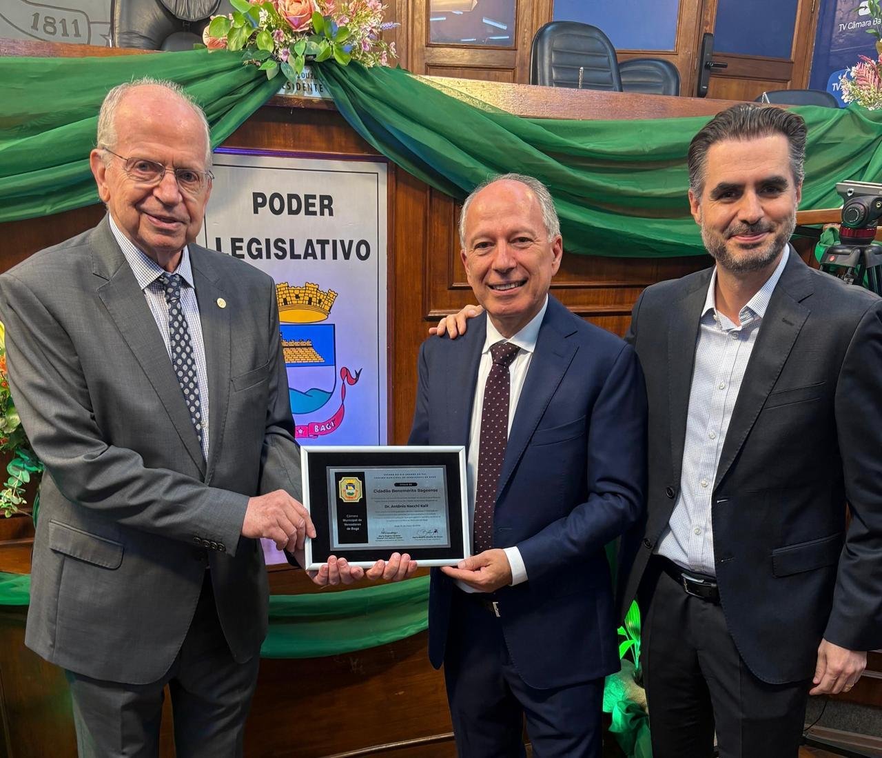 Alfredo Englert, provedor da Santa Casa de Porto Alegre, Ant&ocirc;nio Nocchi Kalil, homenageado com o t&iacute;tulo de Cidad&atilde;o de Bag&eacute;, e Jader Pires, na C&acirc;mara de Vereadores de Bag&eacute;