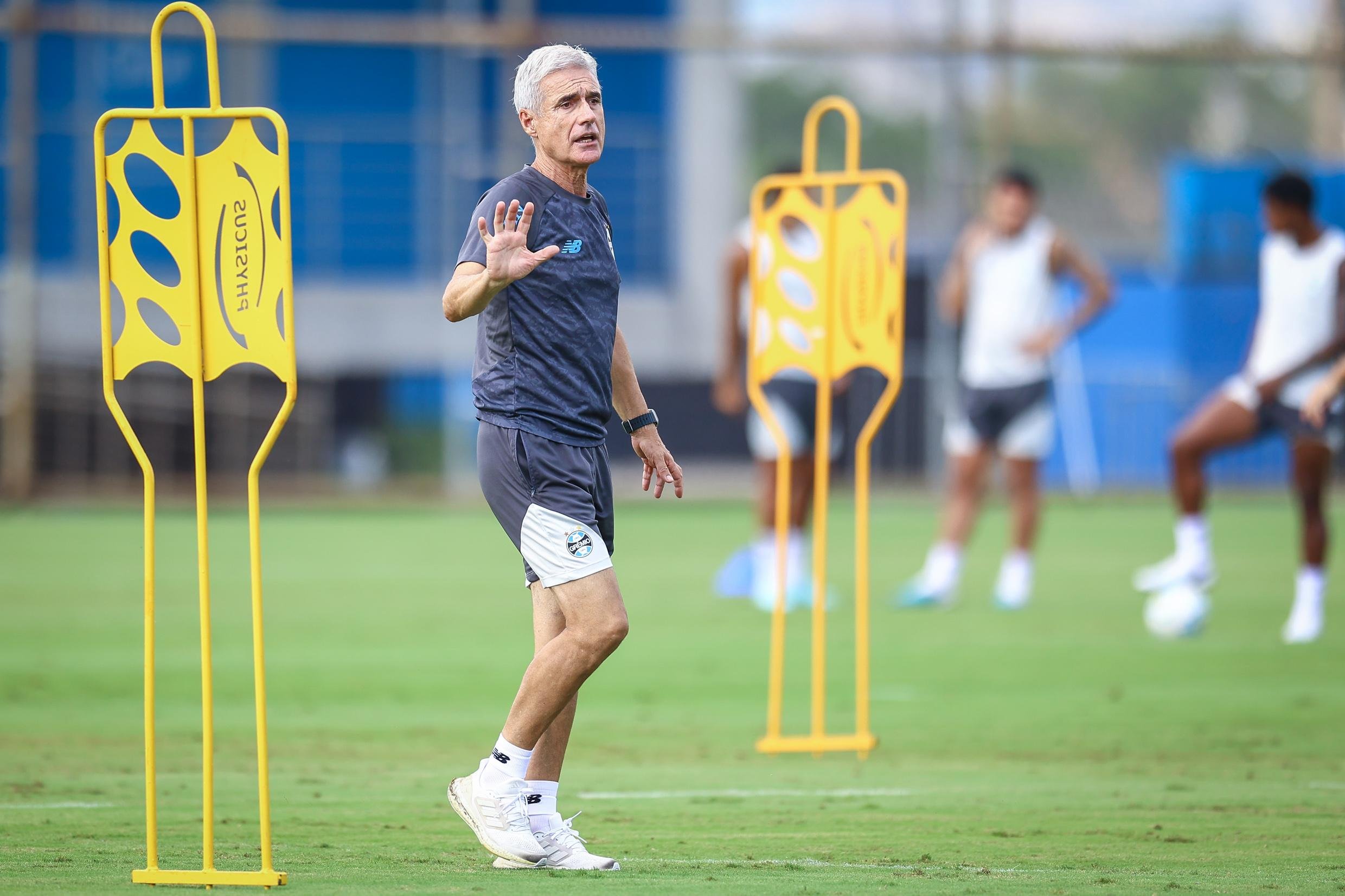 Lu&iacute;s Castro perdeu jogadores importante para o duelo em Barueri