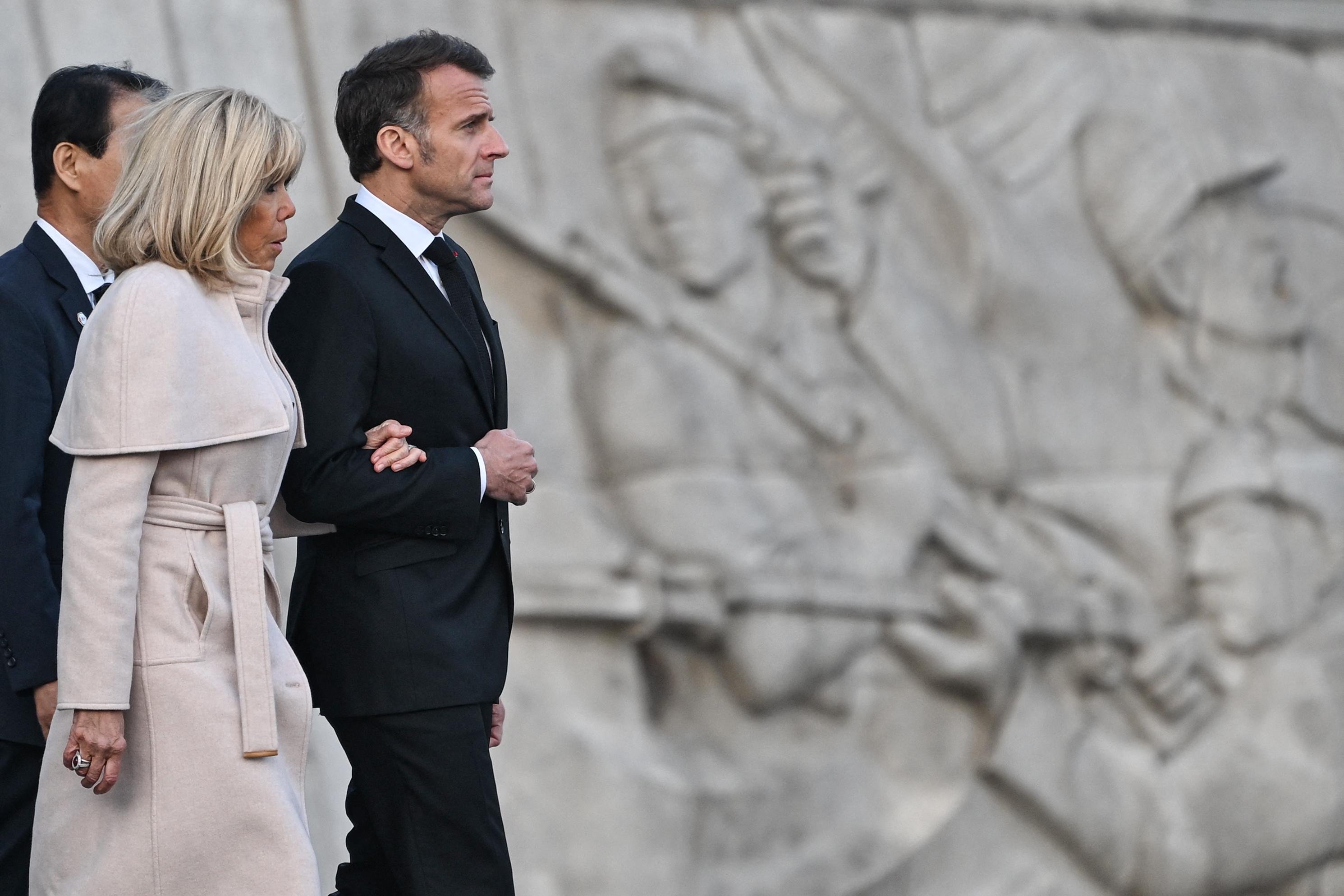 "Liguei para a Fran&ccedil;a, Macron, cuja mulher o trata extremamente mal. Ele ainda se recupera do soco no queixo", disse Trump