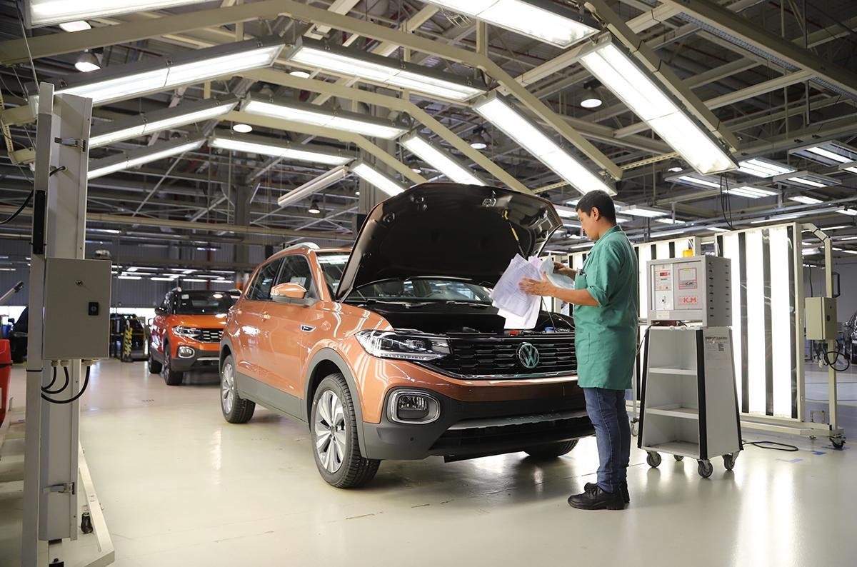 Em rela&ccedil;&atilde;o a fevereiro de 2025, a ind&uacute;stria recuou 0,7%