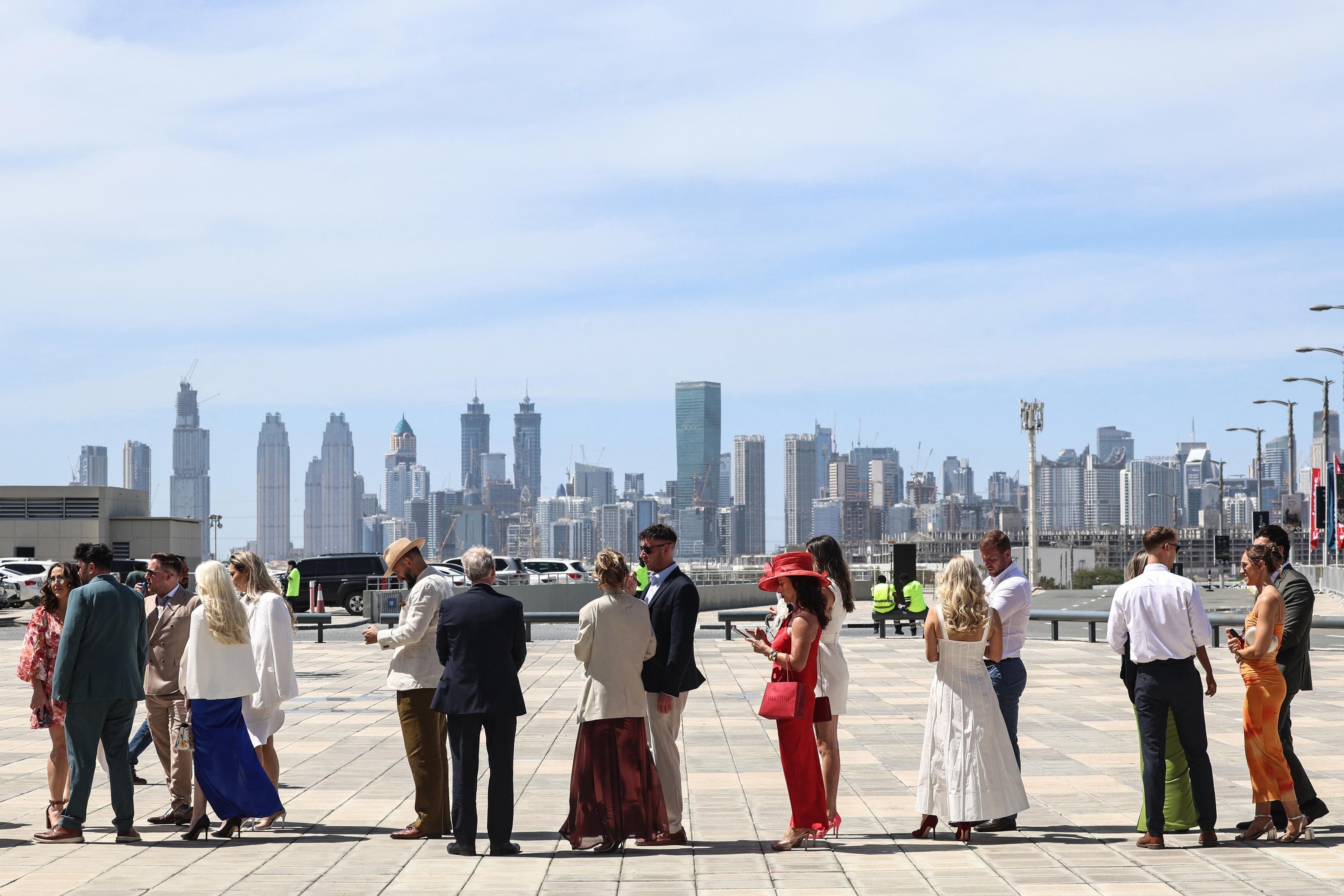 Imagem de ref&uacute;gio seguro para ricos expatriados e de para&iacute;so das compras de luxo que Dubai havia constru&iacute;do levou um duro golpe quando m&iacute;sseis e drones iranianos atingiram alguns de seus locais mais emblem&aacute;ticos