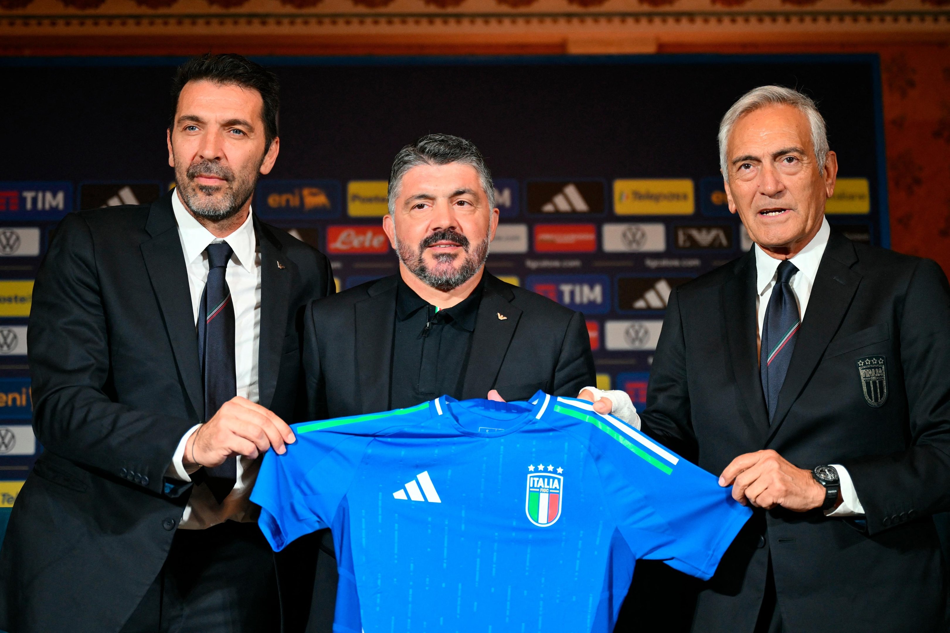 Buffon e Gravina (&agrave; direita) deixaram seus cargos na Federa&ccedil;&atilde;o Italiana de Futebol
