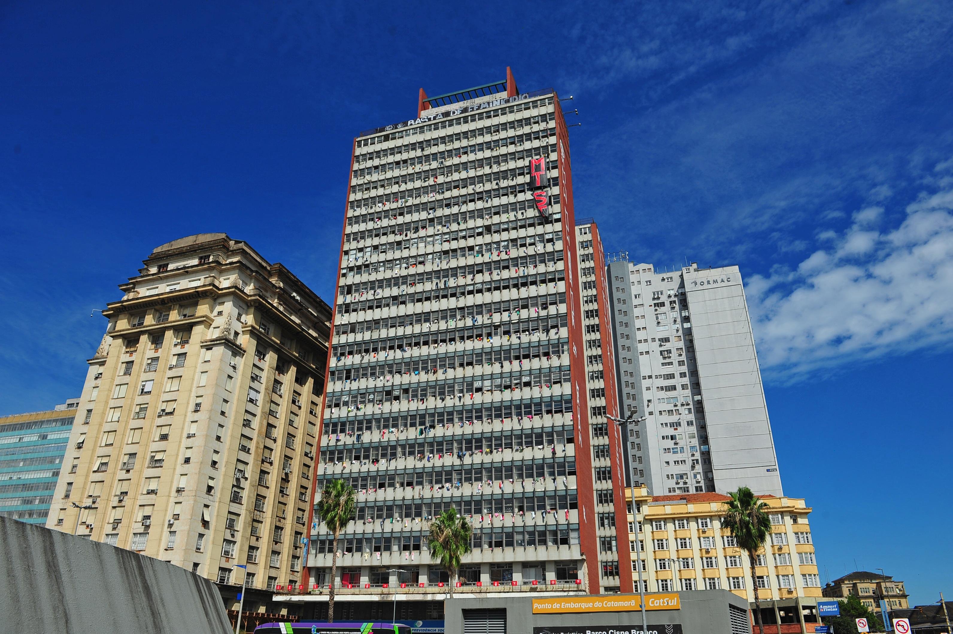 Edif&iacute;cio de 26 andares &eacute; utilizado como sede da ocupa&ccedil;&atilde;o Maria da Concei&ccedil;&atilde;o Tavares