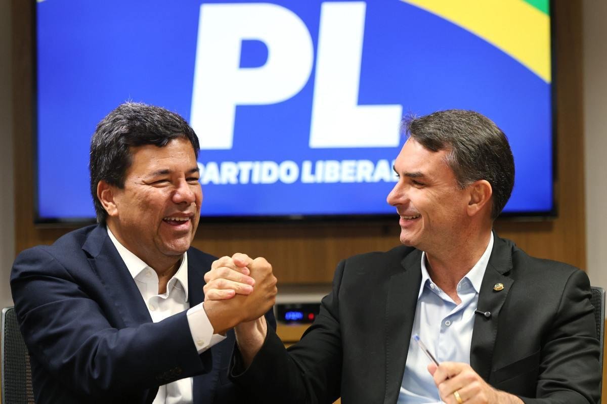 Parlamentar anunciou mudan&ccedil;a de partido ao lado do senador Fl&aacute;vio Bolsonaro, pr&eacute;-candidato &agrave; Presid&ecirc;ncia