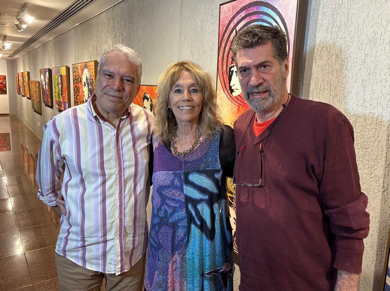 Jo&atilde;o Ant&ocirc;nio Porto, com a artista Liana Timm e Luciano Alabarse, presidente da Funda&ccedil;&atilde;o Teatro S&atilde;o Pedro, na inaugura&ccedil;&atilde;o da mostra 'Affectus', na Galeria do Multipalco Eva Sopher