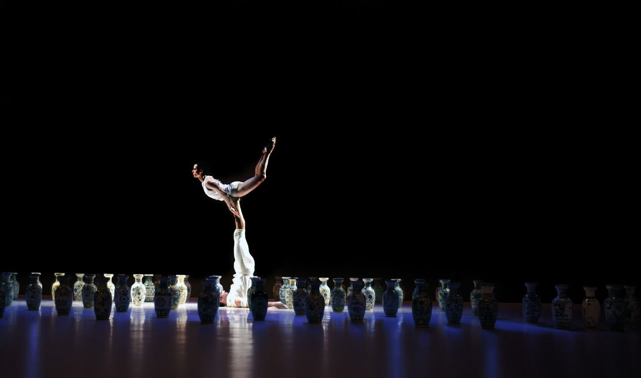 A Companhia de Dan&ccedil;a Deborah Colker retorna ao RS para mostrar "Remix" em primeira m&atilde;o nos dias 3 e 4 de abril, no Teatro Fiergs. O espet&aacute;culo re&uacute;ne cenas de &ldquo;Vulc&atilde;o&rdquo; (1994), &ldquo;Rota&rdquo; (1997), &ldquo;4x4&rdquo; (2002) e &ldquo;Belle&rdquo; (2014)