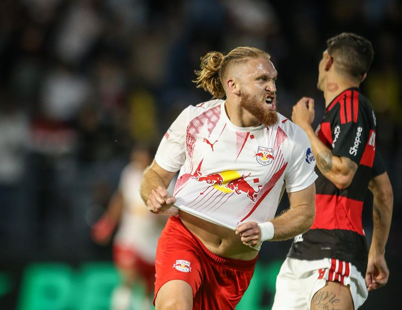 Isidro Pitta anotou belo gol de cobertura