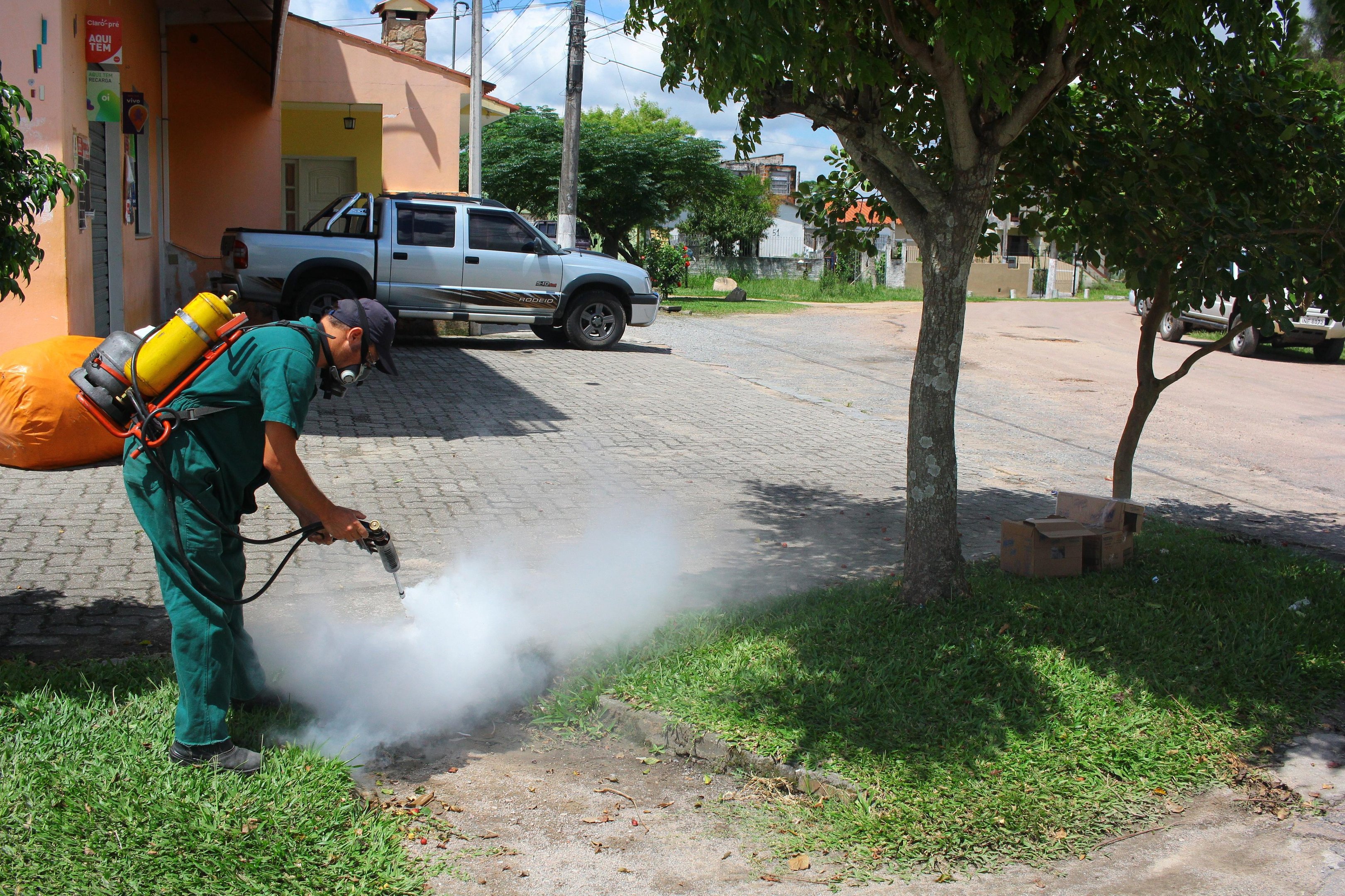 Agentes de  combate a endemias trabalham na preven&ccedil;&atilde;o dos focos do aedes aegypti