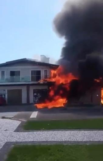Avi&atilde;o cai sobre casa em Cap&atilde;o da Canoa