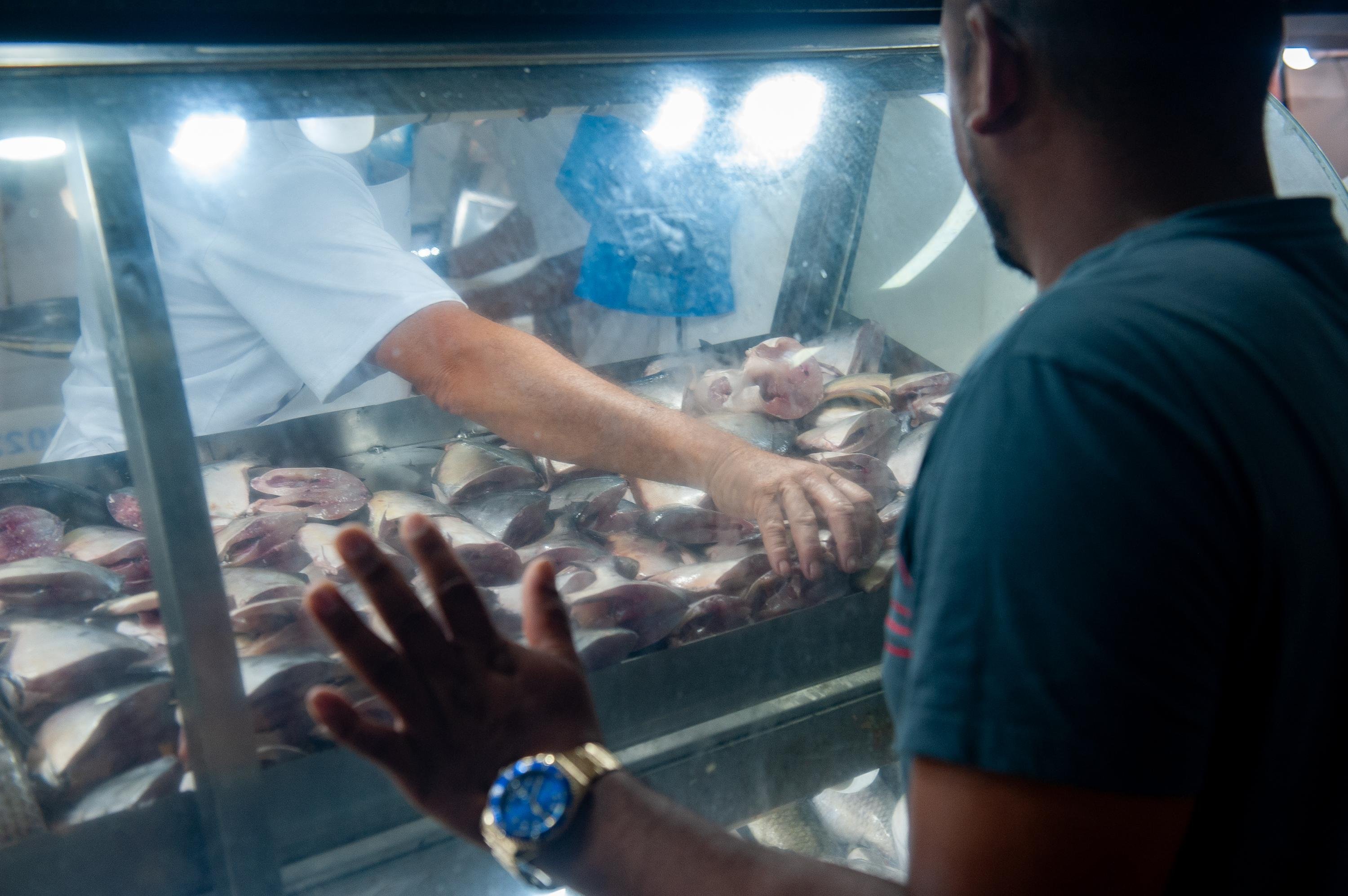 Movimento no com&eacute;rcio e supermercados no feriado de sexta-feira santa, 03/04
