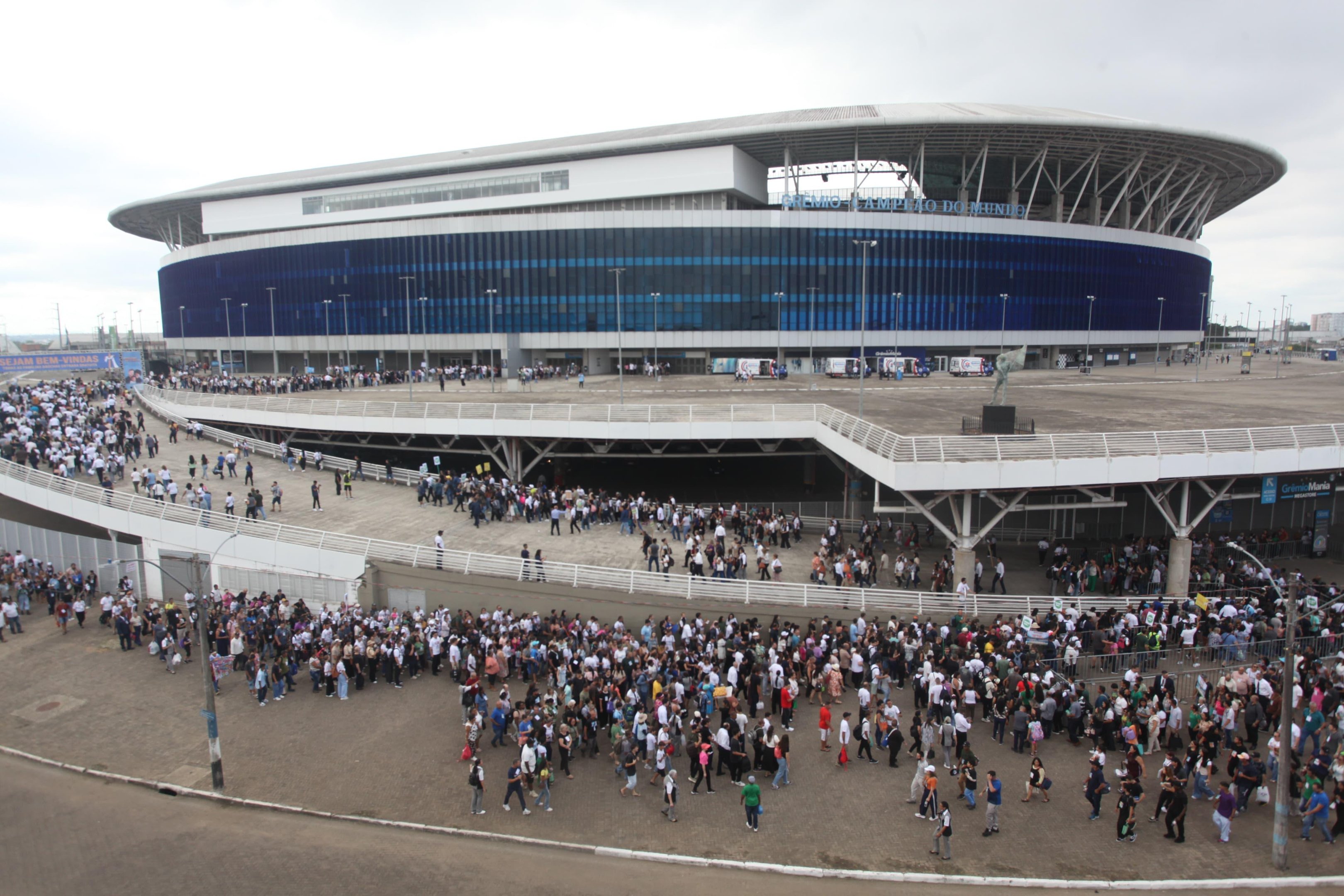 Grande p&uacute;blico movimenta a Arena do Gr&ecirc;mio desde a abertura dos port&otilde;es