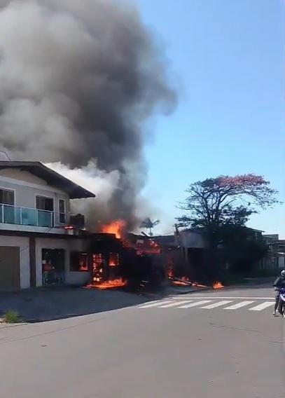 Avi&atilde;o monomotor caiu e atingiu casa em Cap&atilde;o da Canoa, no Litoral Norte