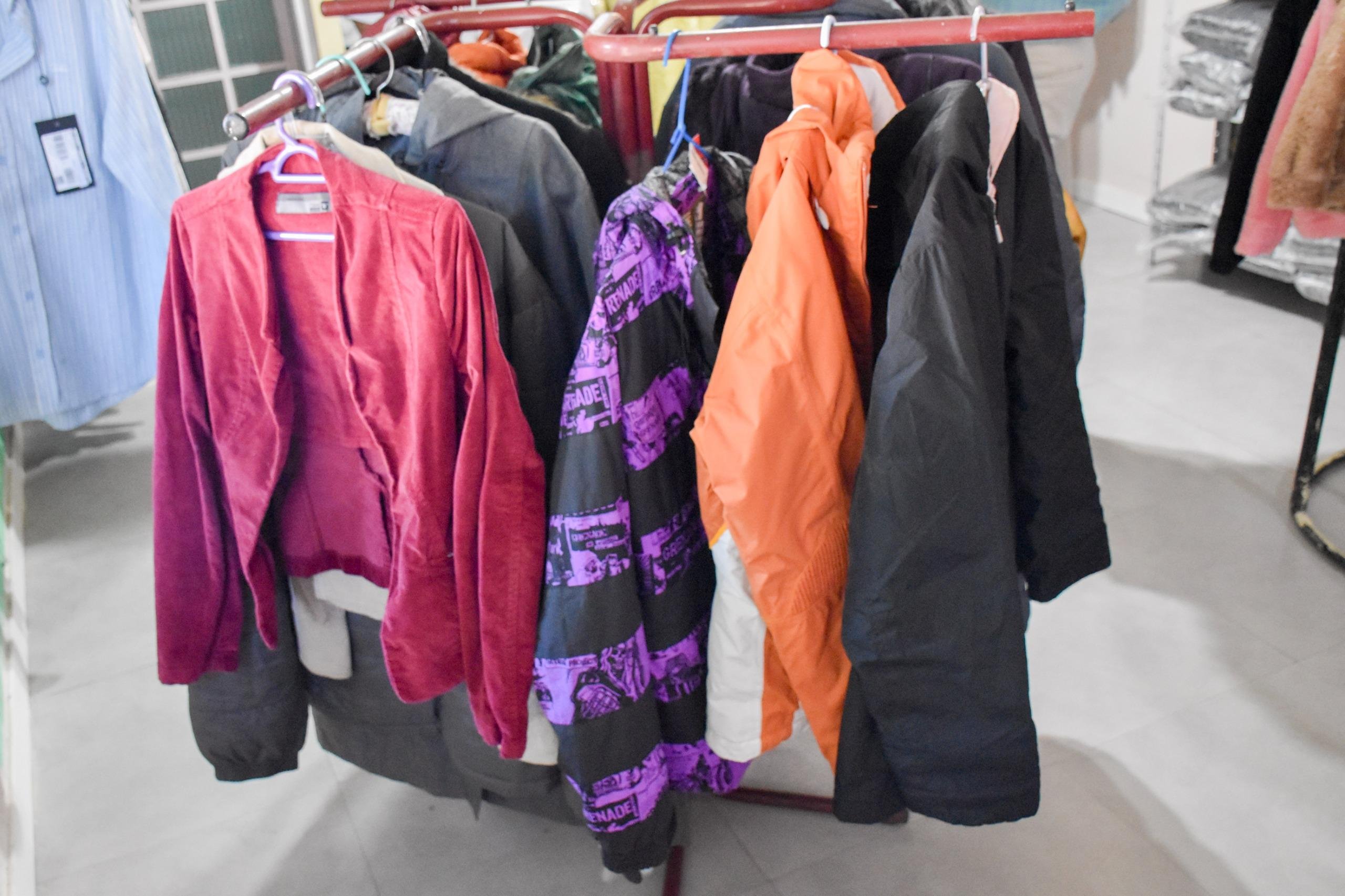 A distribui&ccedil;&atilde;o das roupas, cal&ccedil;ados e cobertores de forma gratuita ocorre no mesmo local onde podem ser realizadas doa&ccedil;&otilde;es