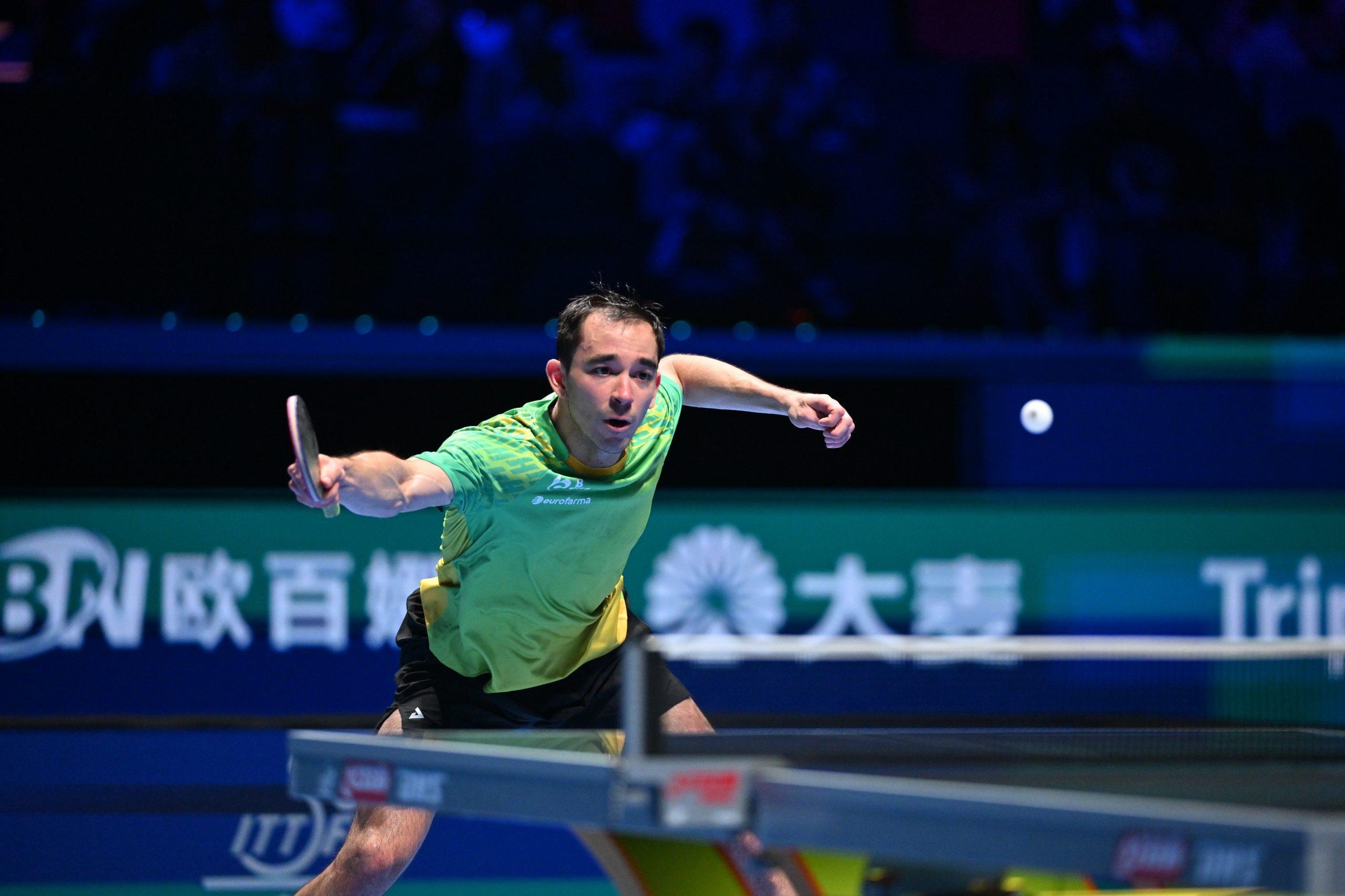 Em jogo tenso, Hugo Calderano venceu nas oitavas de final por 4 sets a 3