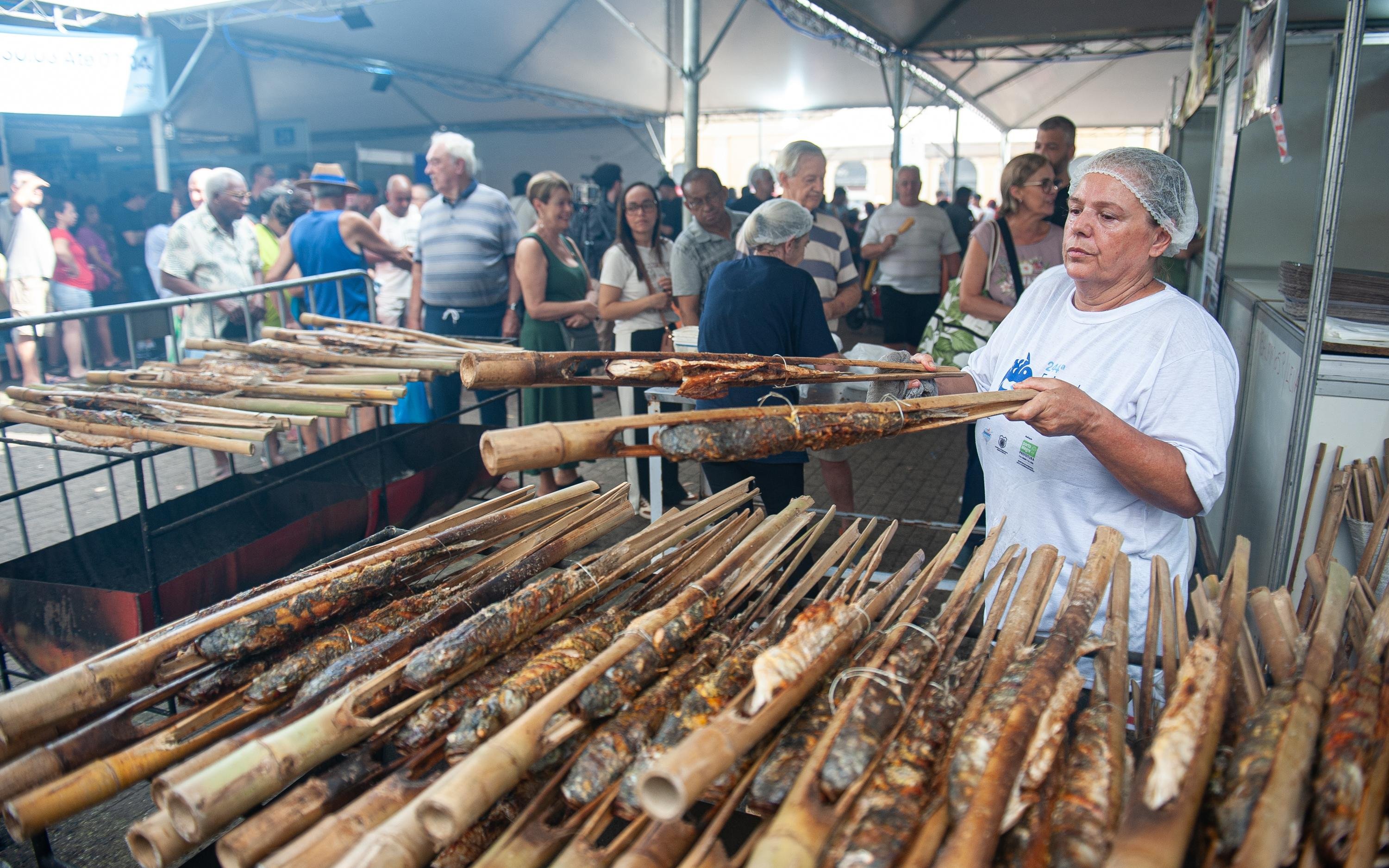 Grandes filas foram registradas nas bancas no Largo Gl&ecirc;nio Peres, principalmente para compra de peixe assado na taquara e no palito