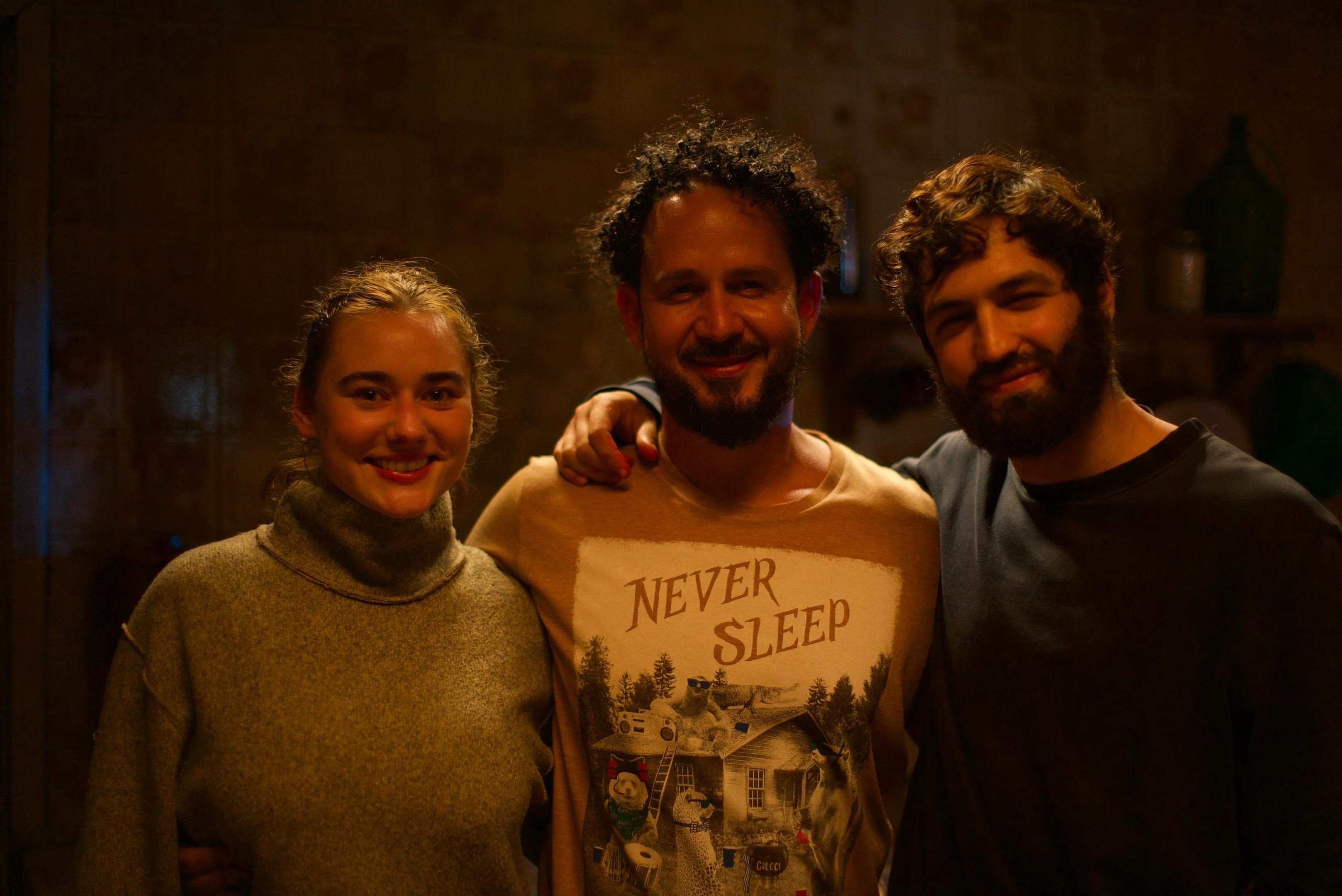 Ana Hartmann, Aly Muritiba e Gabriel Leone no set do filme 'Barba Ensopada de Sangue'