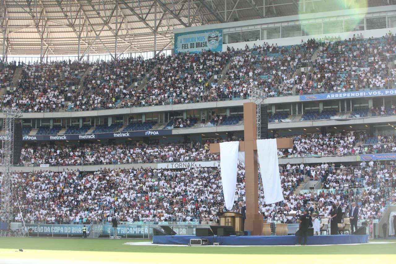 Evento "Fam&iacute;lia ao P&eacute; da Cruz" ocorreu na Arena do Gr&ecirc;mio