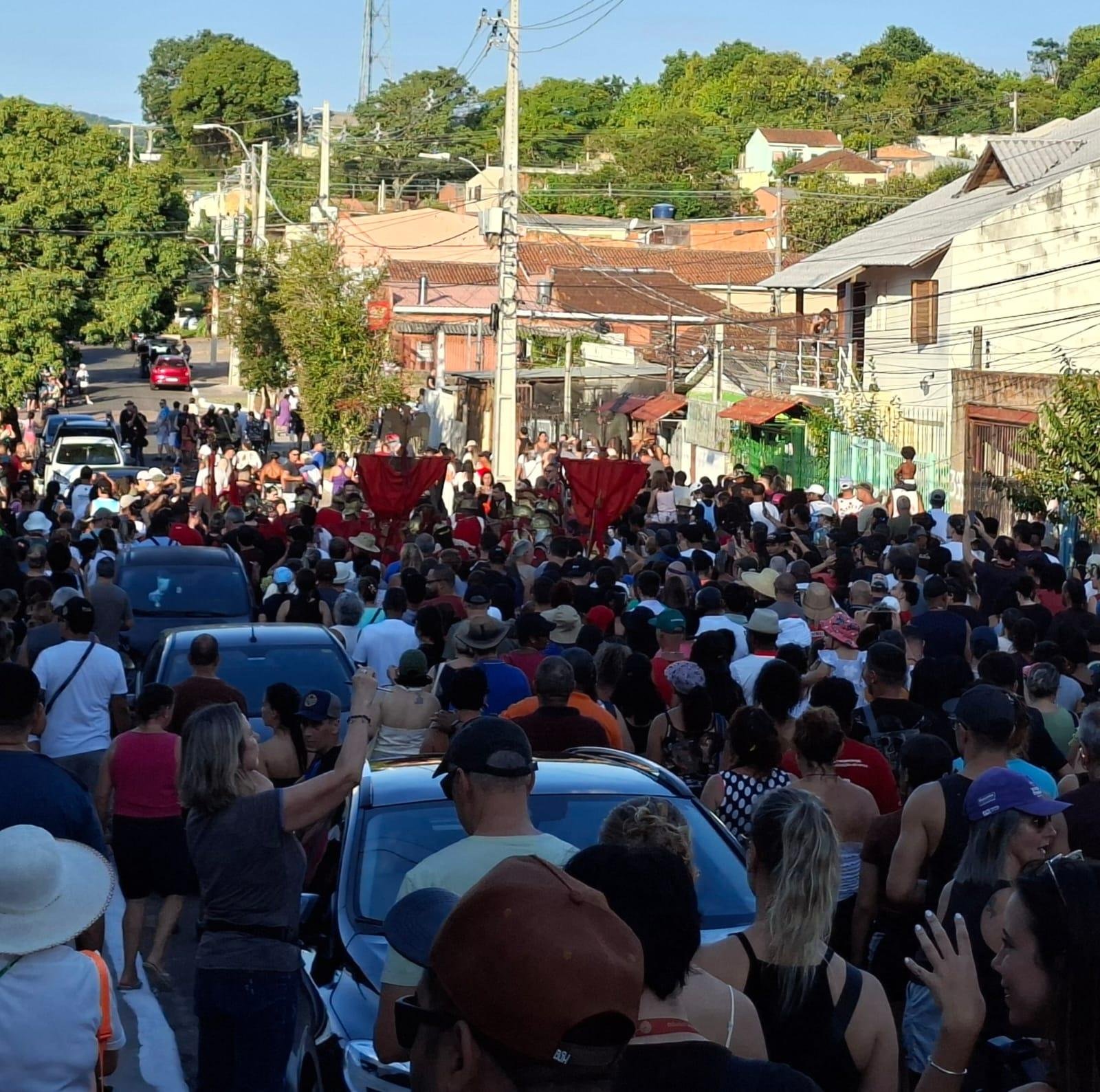 Prociss&atilde;o percorreu trajeto de 1,5 quil&ocirc;metros no bairro Partenon